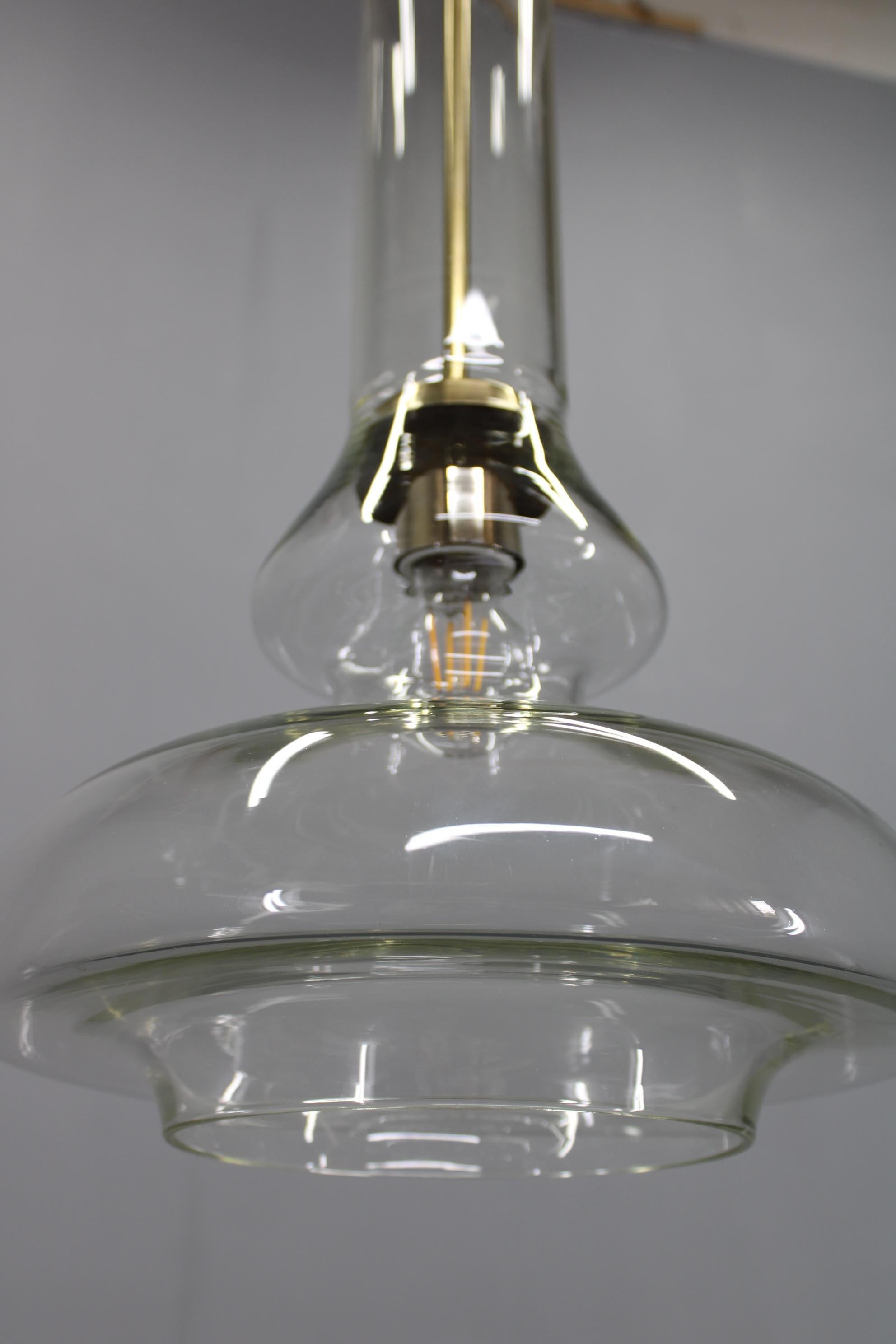 Lámpara Colgante de Cristal Checo de Mediados de Siglo Acabado en Latón Años 70 Modern Rewired en venta 2