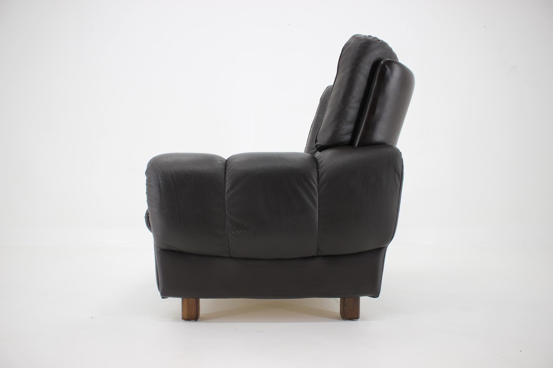 Mid Century Czech Leather Armchair by Vyber, 1970s In Good Condition For Sale In Praha, CZ