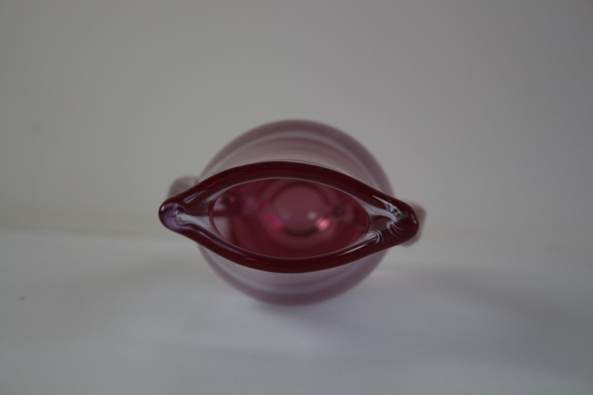 Vaso di vetro artistico ceco viola di metà secolo di ZBS, anni '60 in vendita 3