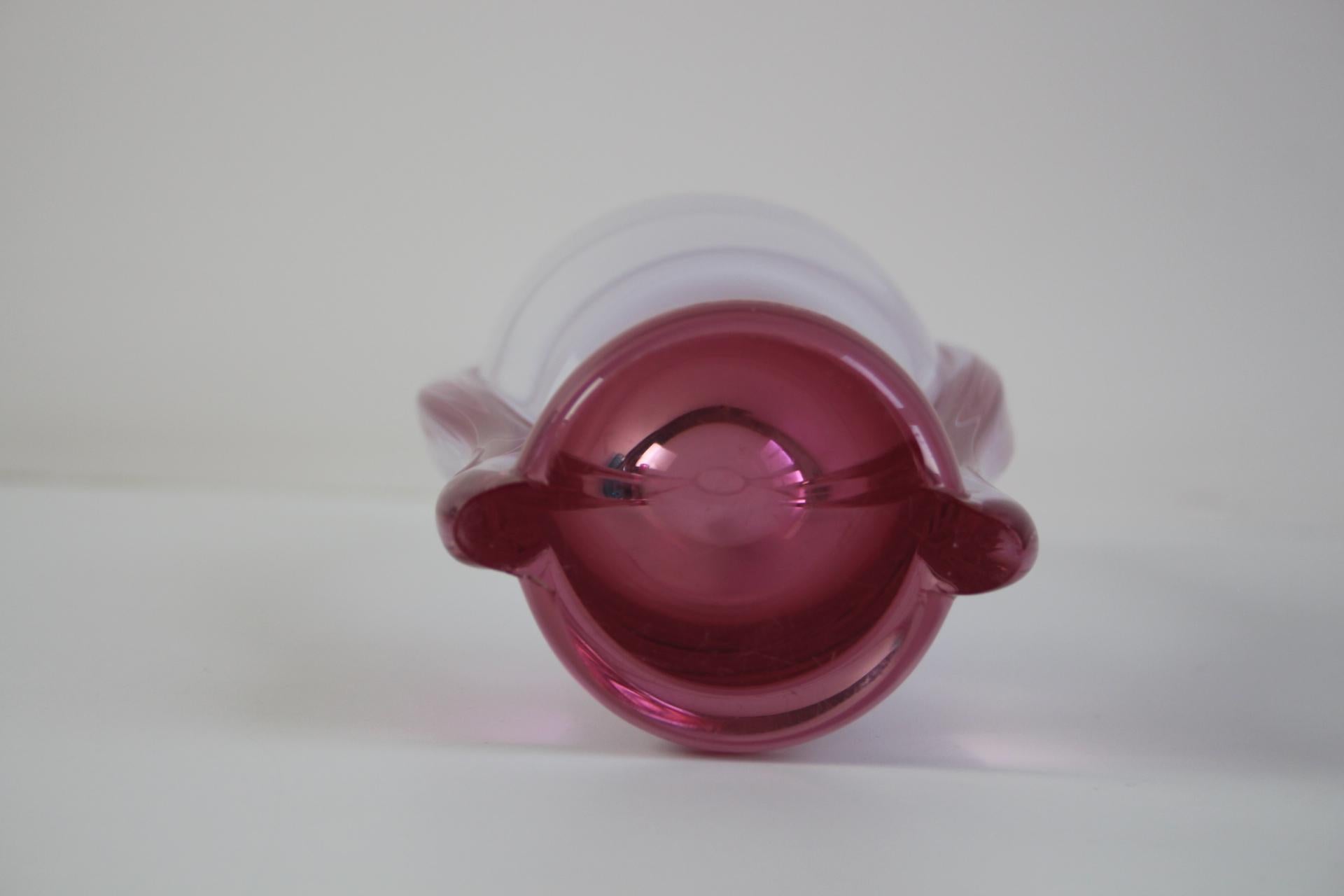Vaso di vetro artistico ceco viola di metà secolo di ZBS, anni '60 in vendita 4