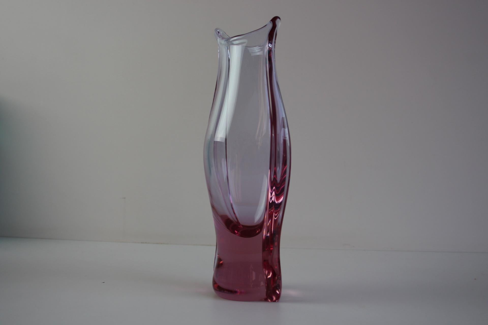 Elegante vaso in vetro artistico di metà secolo dai ricchi toni viola, soffiato a mano in Cecoslovacchia negli anni '60, attribuito a Zeleznobrodske SkLO (ZBS). Il vaso ha una forma scultorea, organicamente curvata, con un involucro di vetro