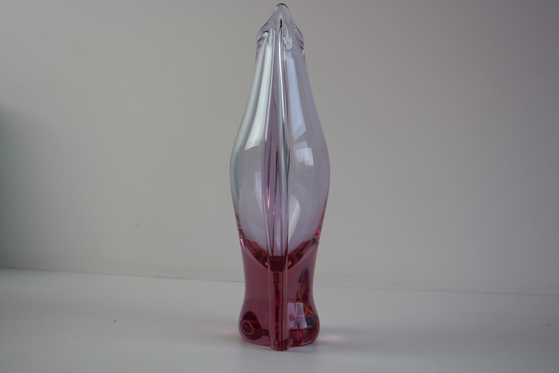 Mid-Century moderno Vaso di vetro artistico ceco viola di metà secolo di ZBS, anni '60 in vendita