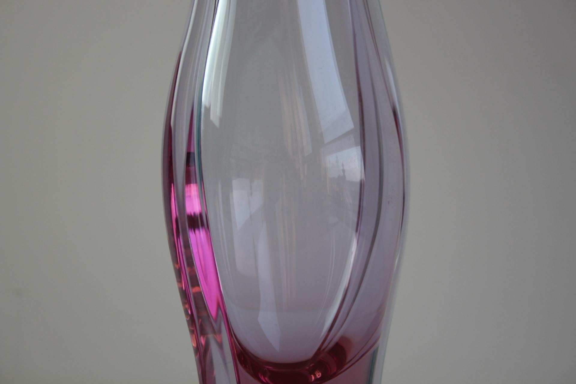 Ceco Vaso di vetro artistico ceco viola di metà secolo di ZBS, anni '60 in vendita