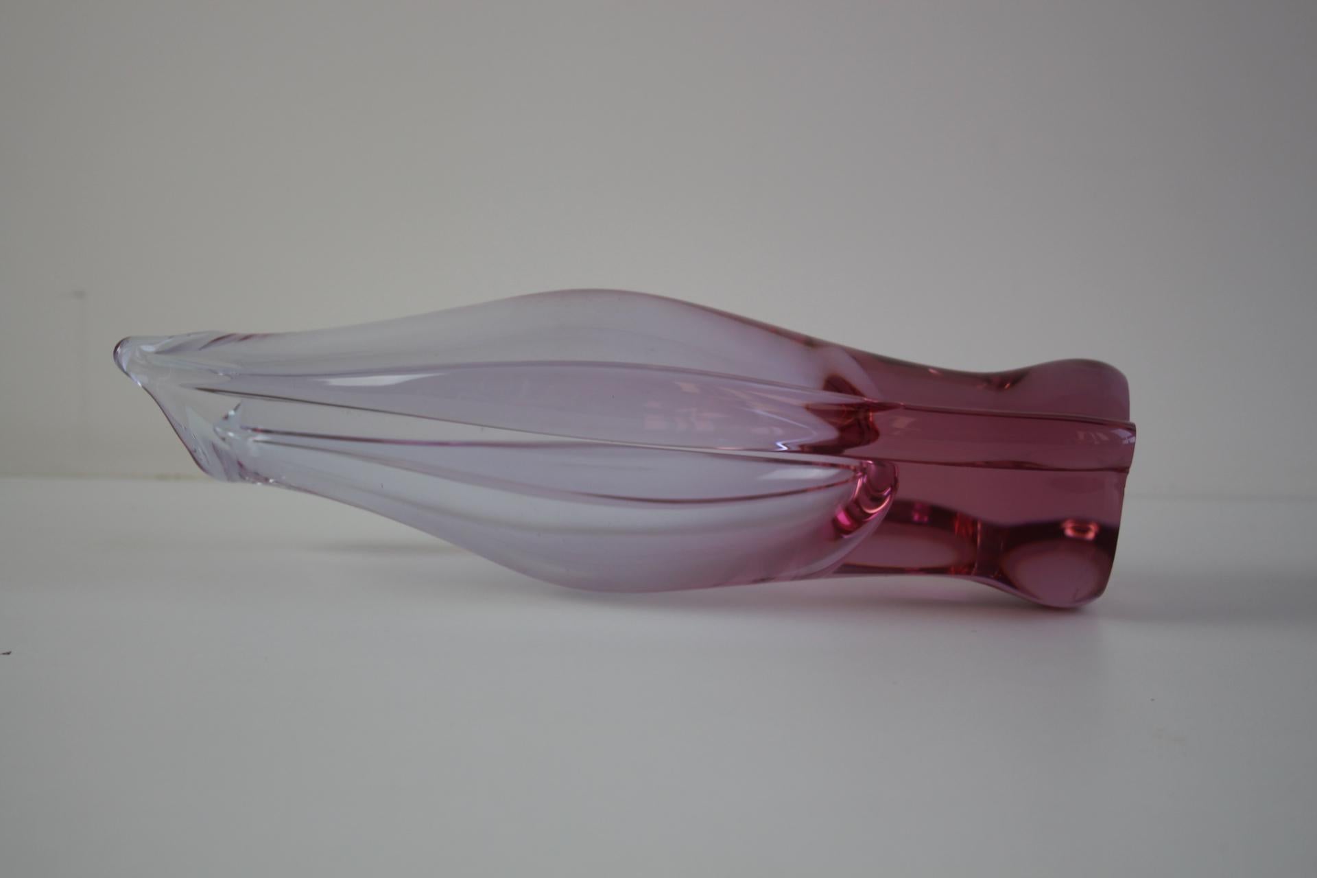 Vetro Vaso di vetro artistico ceco viola di metà secolo di ZBS, anni '60 in vendita