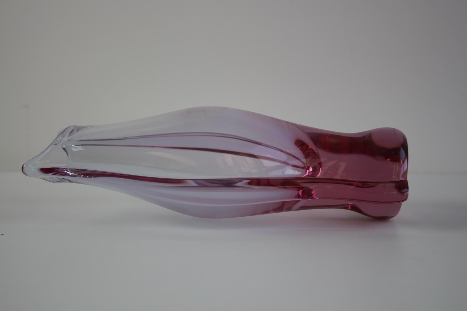 Vaso di vetro artistico ceco viola di metà secolo di ZBS, anni '60 in vendita 1