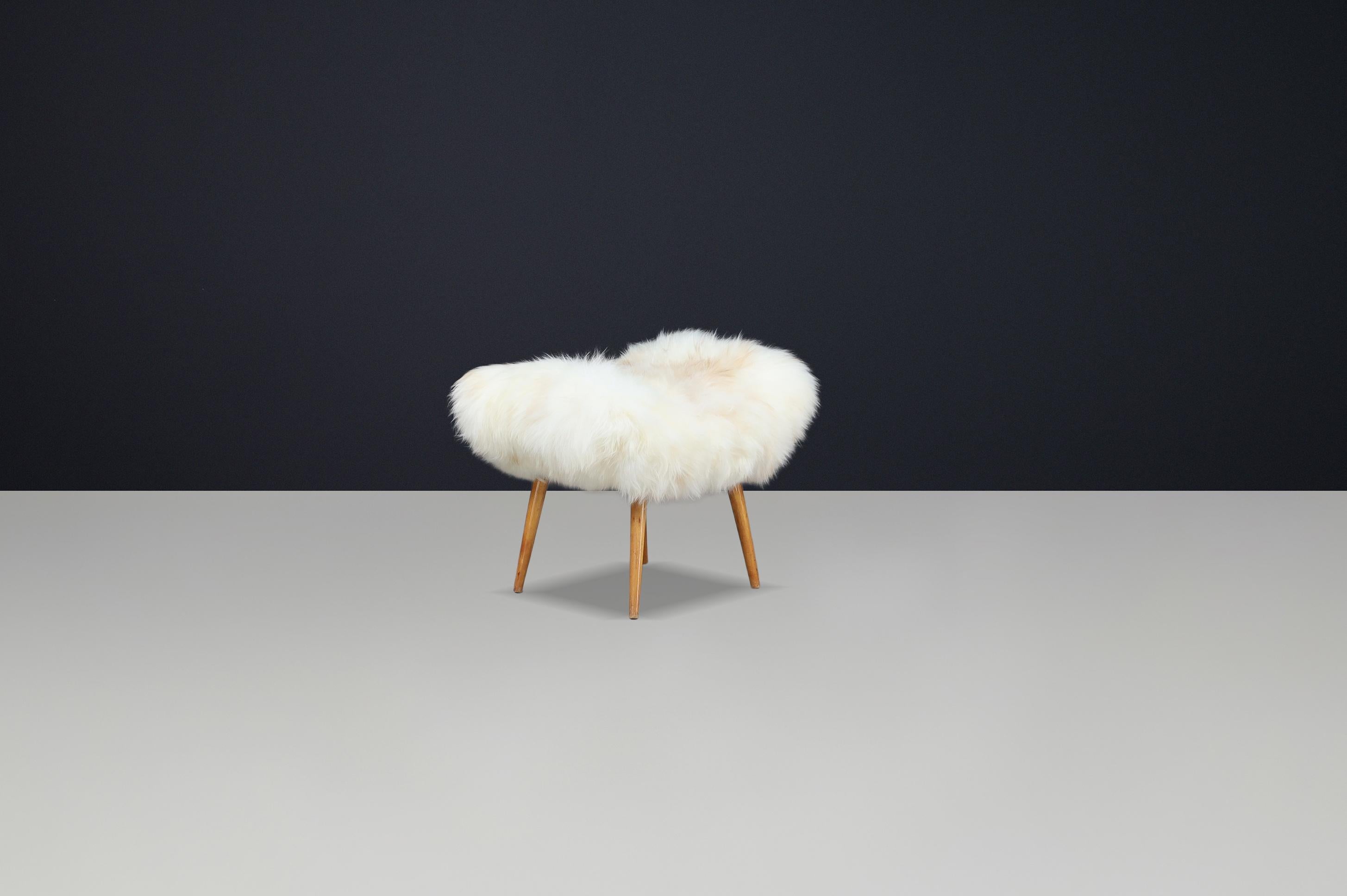 Sgabello ceco di metà secolo in pelle di pecora con gambe in Beeche, anni '50 in vendita 4