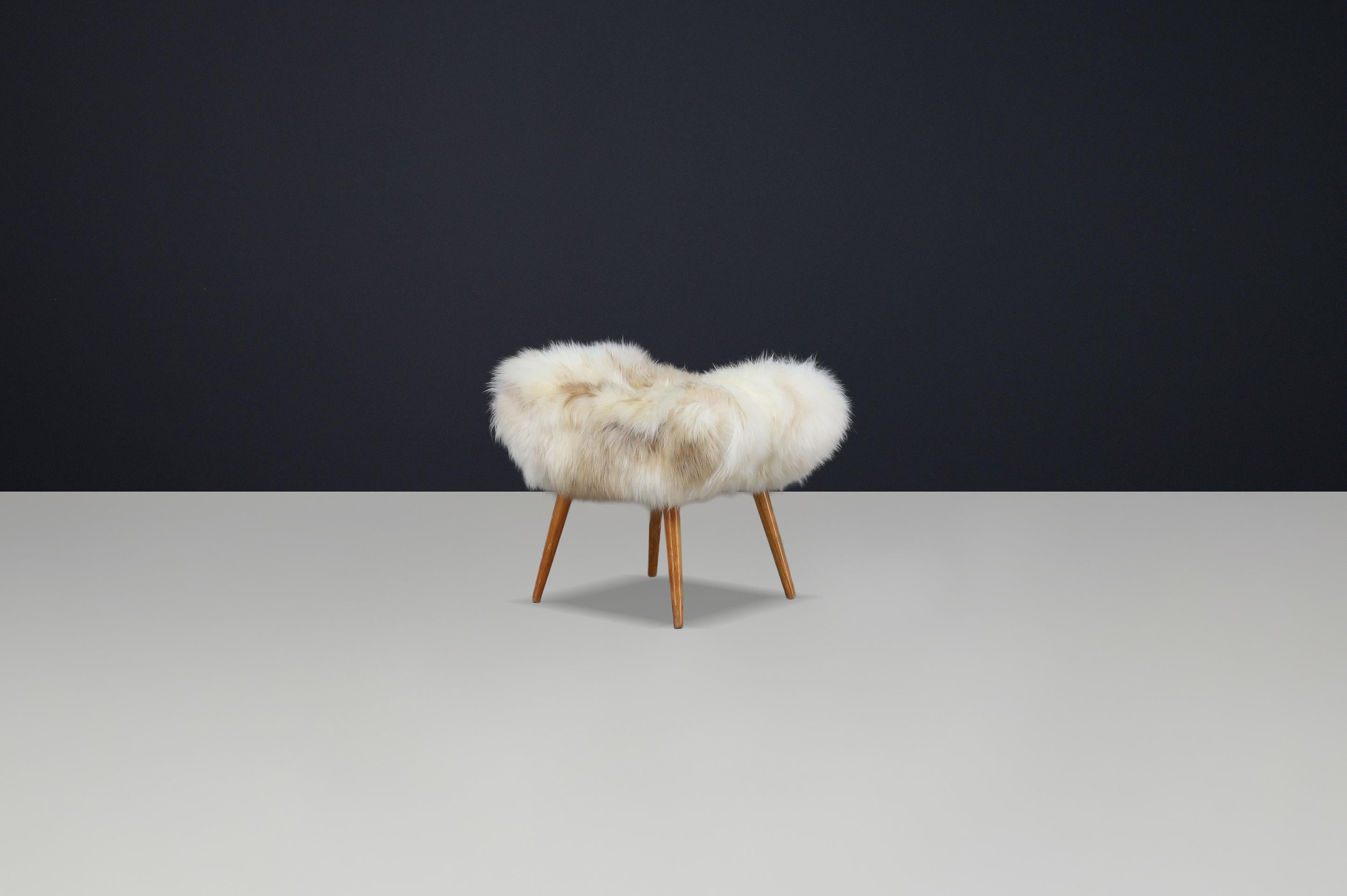 Sgabello ceco di metà secolo in pelle di pecora con gambe in Beeche, anni '50

Questo sgabello di metà secolo, realizzato nella Repubblica Ceca negli anni '50, cattura la sobria eleganza e il fascino senza tempo del modernismo dell'Europa centrale.