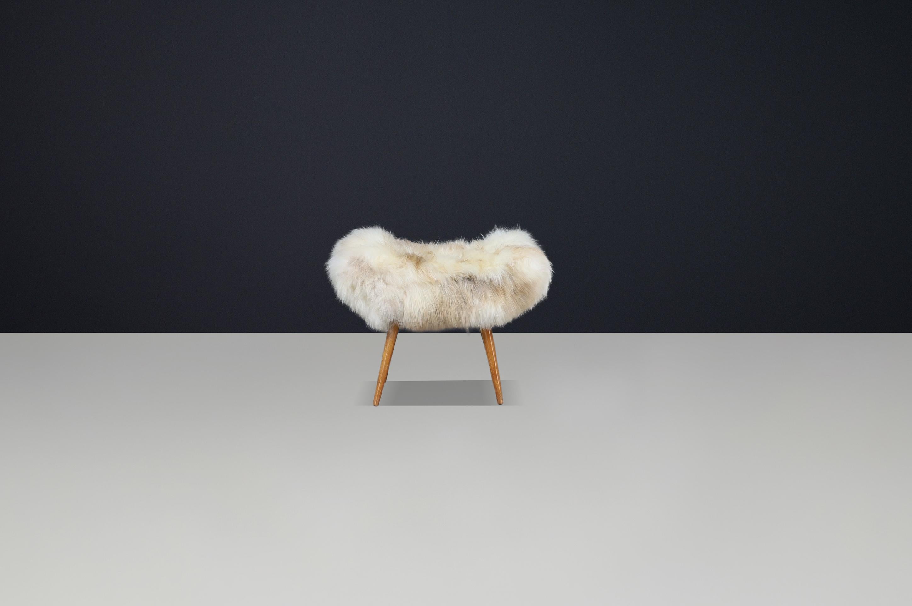 Mid-Century moderno Sgabello ceco di metà secolo in pelle di pecora con gambe in Beeche, anni '50 in vendita