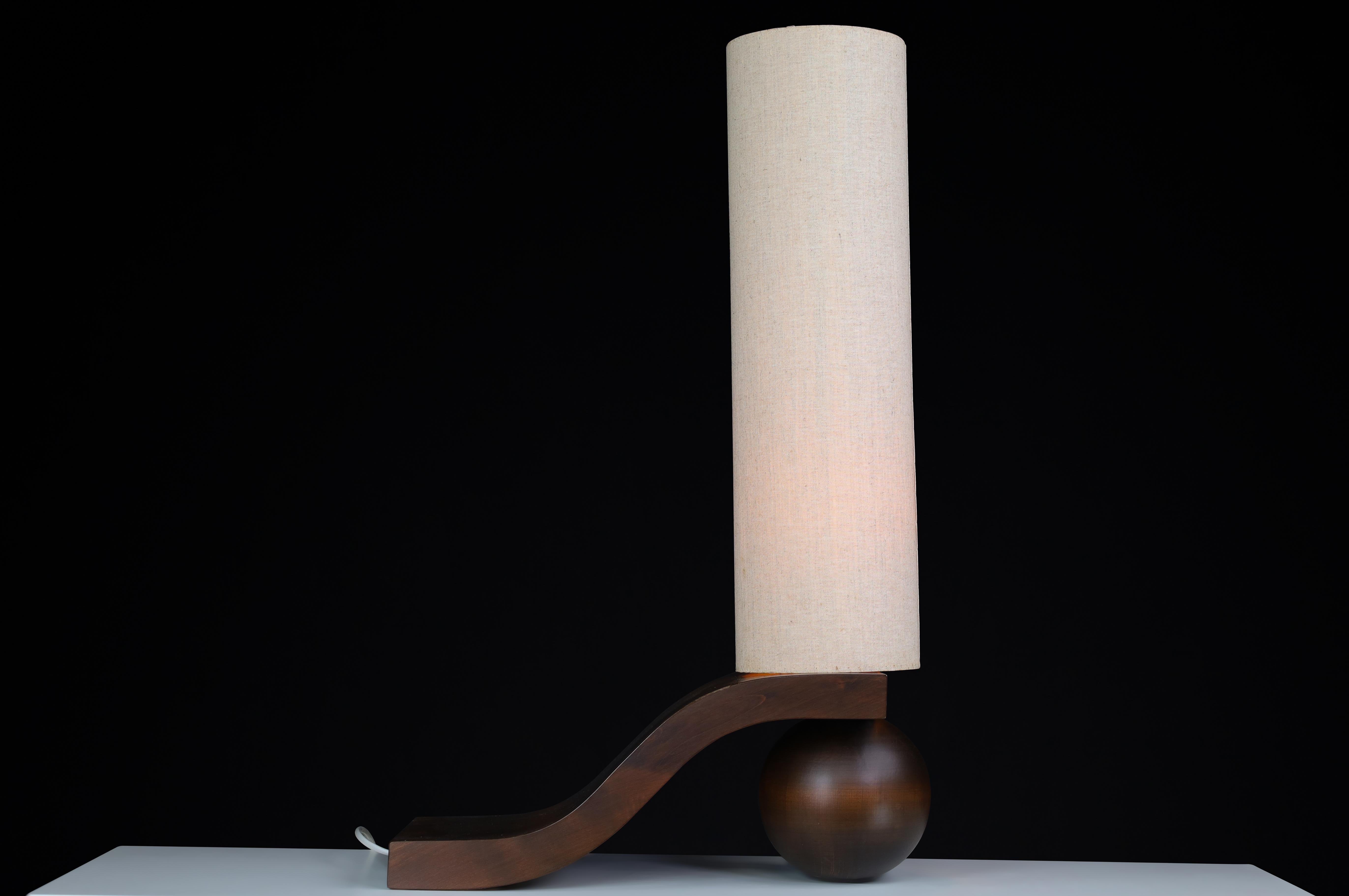 Lampada da tavolo ceca di metà secolo di Vladimír Nývlt in Wood scolpito, anni '70

Raro design modernista di Praga in legno massiccio - Presa E27, perfettamente funzionante

Questa rara lampada da tavolo di metà secolo, attribuita al designer ceco