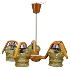 Araña de cristal de madera checa de mediados de siglo, restaurada en los años 70