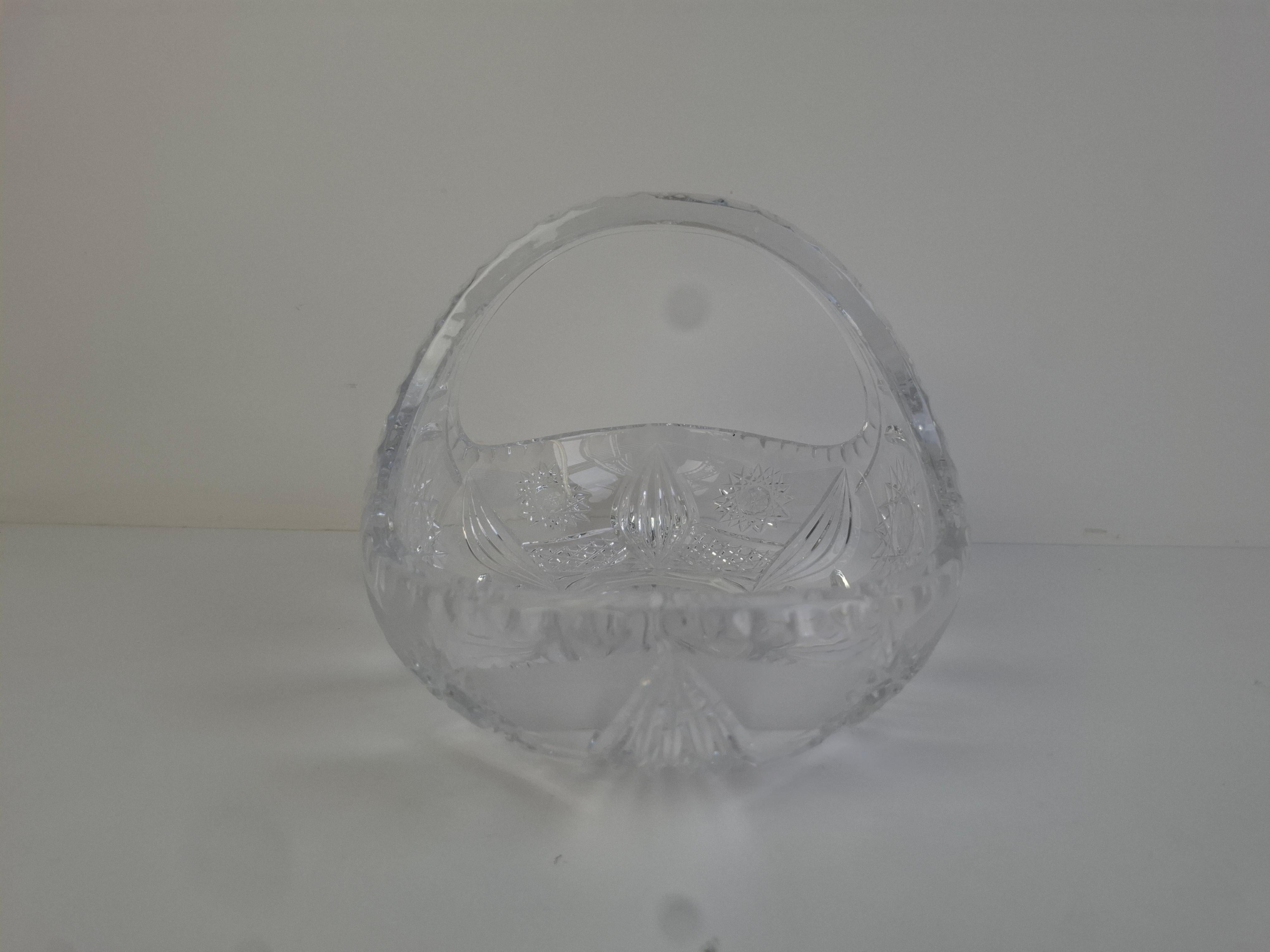 Fine XX secolo Mid-Century Czechoslovak Cut Crystal Basket in vendita