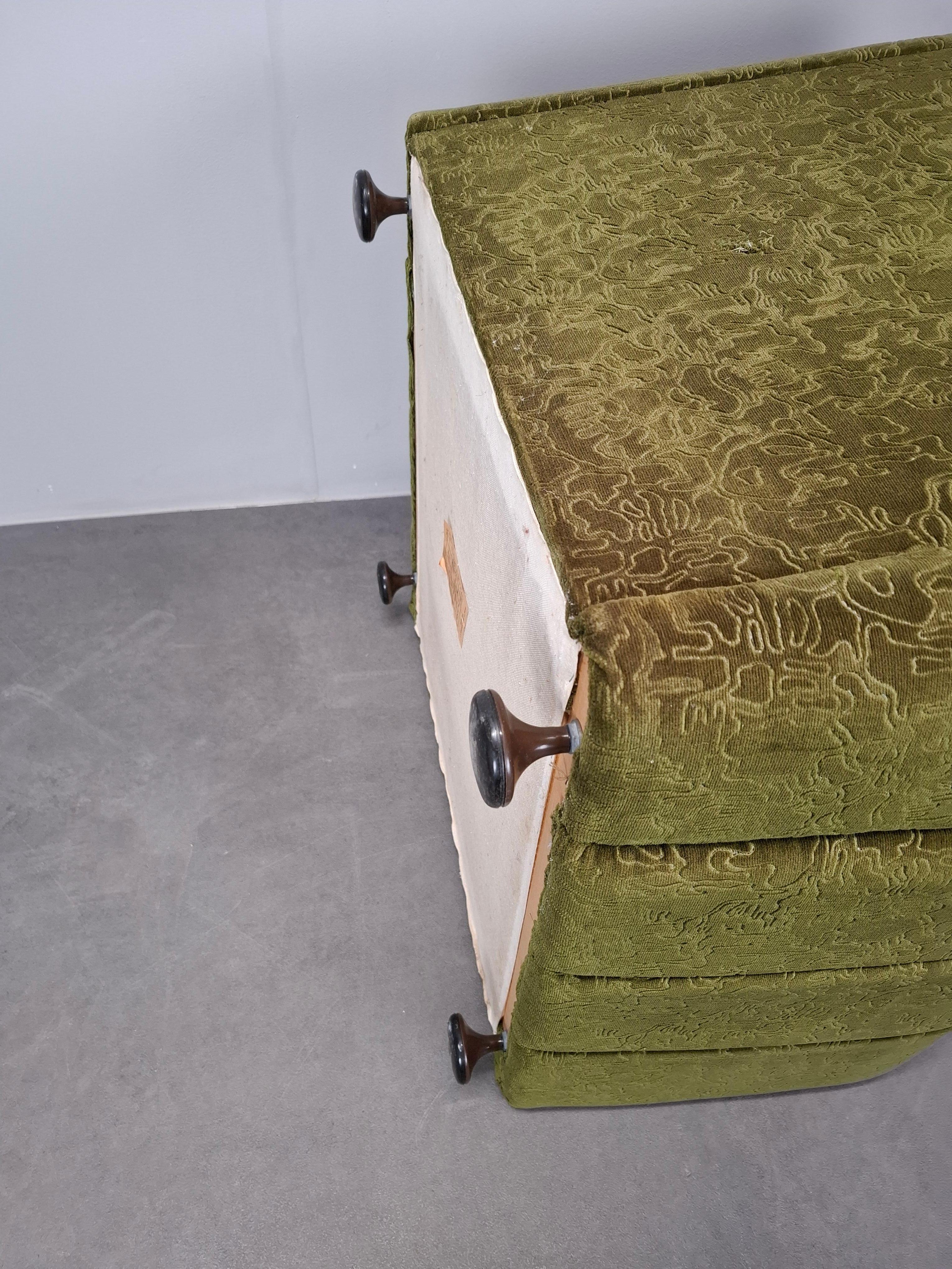 Fauteuil en peluche vert tchécoslovaque du milieu du siècle, 1970 en vente 13