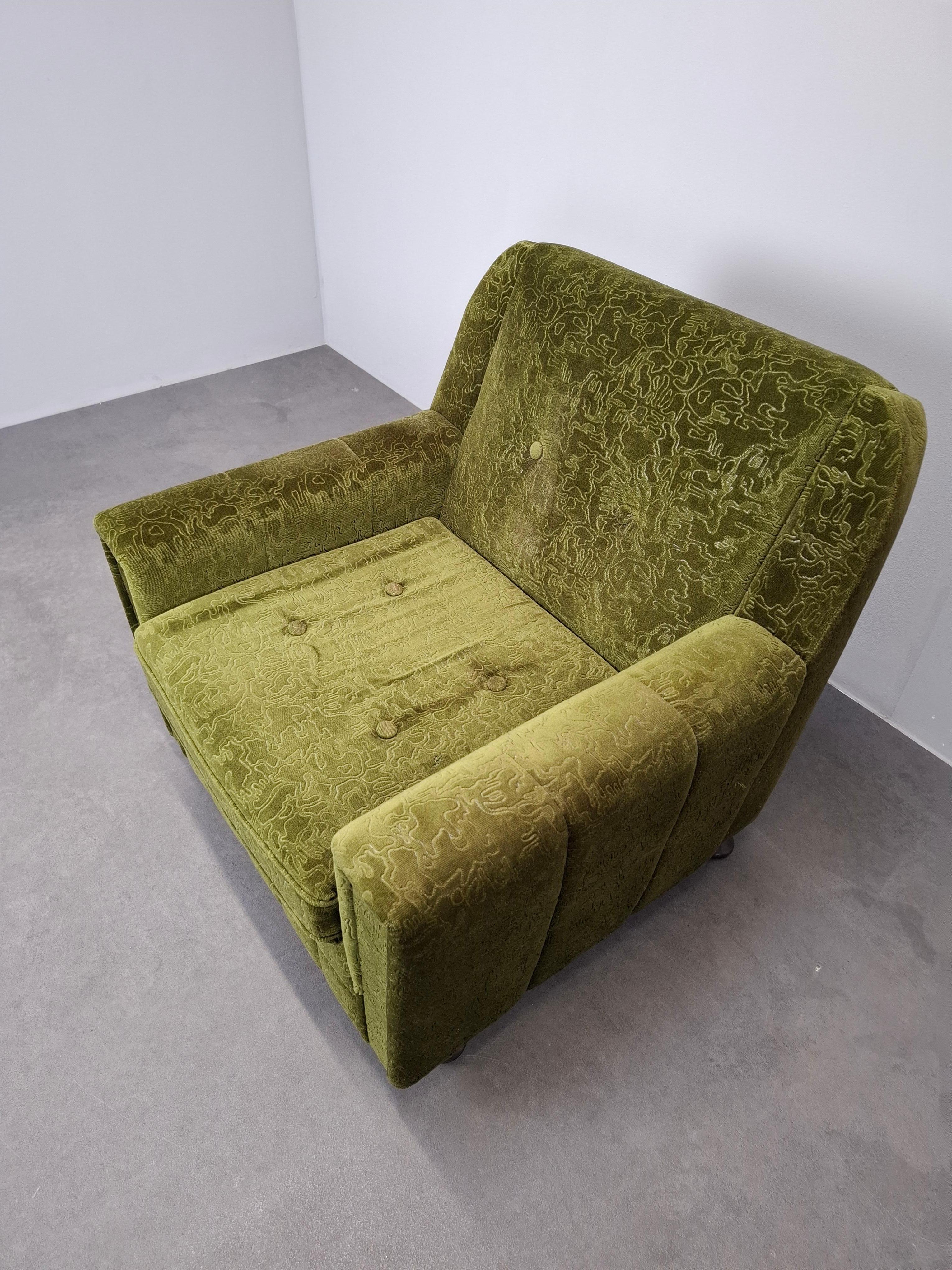 Fauteuil en peluche vert tchécoslovaque du milieu du siècle, 1970 Bon état - En vente à Praha, CZ