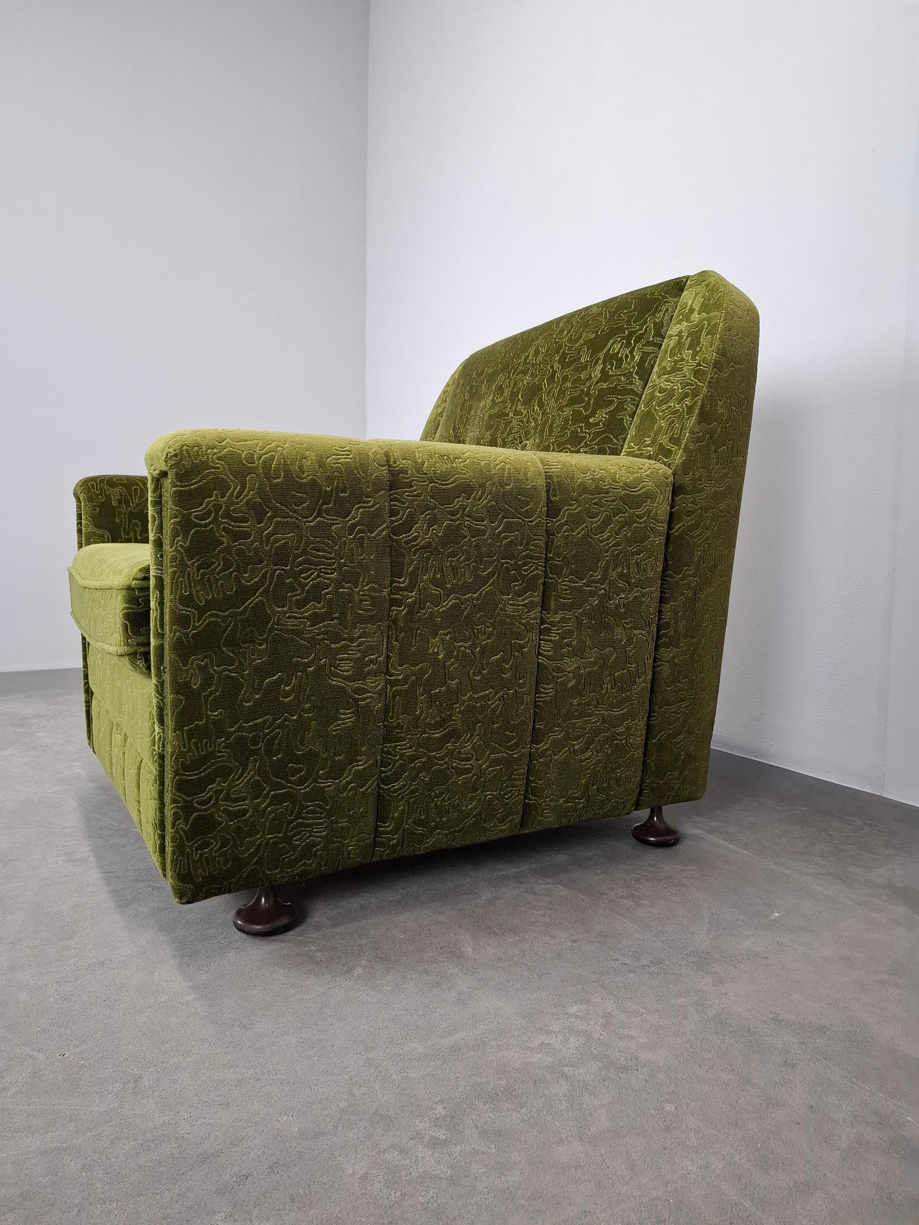 Fauteuil en peluche vert tchécoslovaque du milieu du siècle, 1970 en vente 1