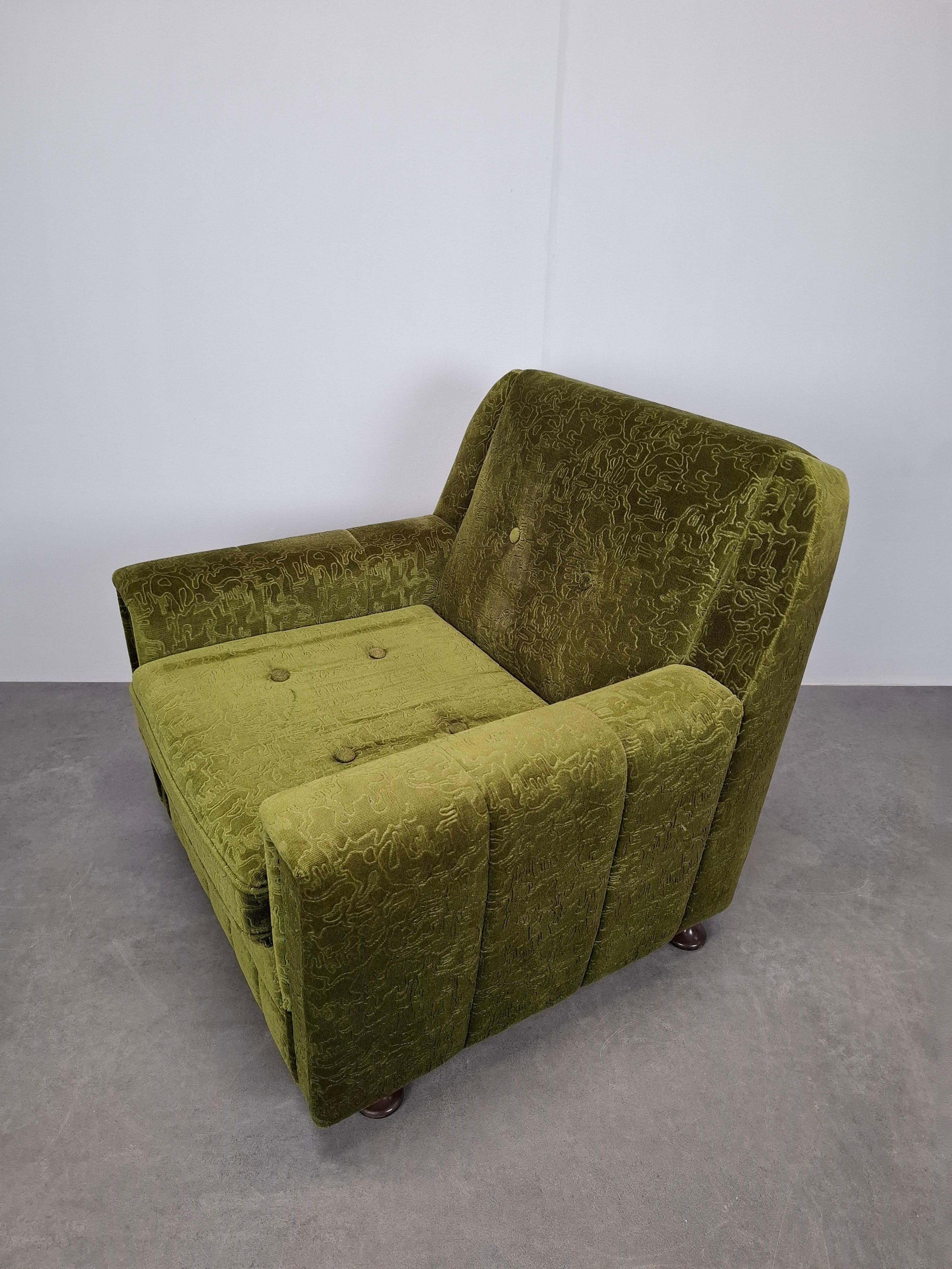 Fauteuil en peluche vert tchécoslovaque du milieu du siècle, 1970 en vente 2