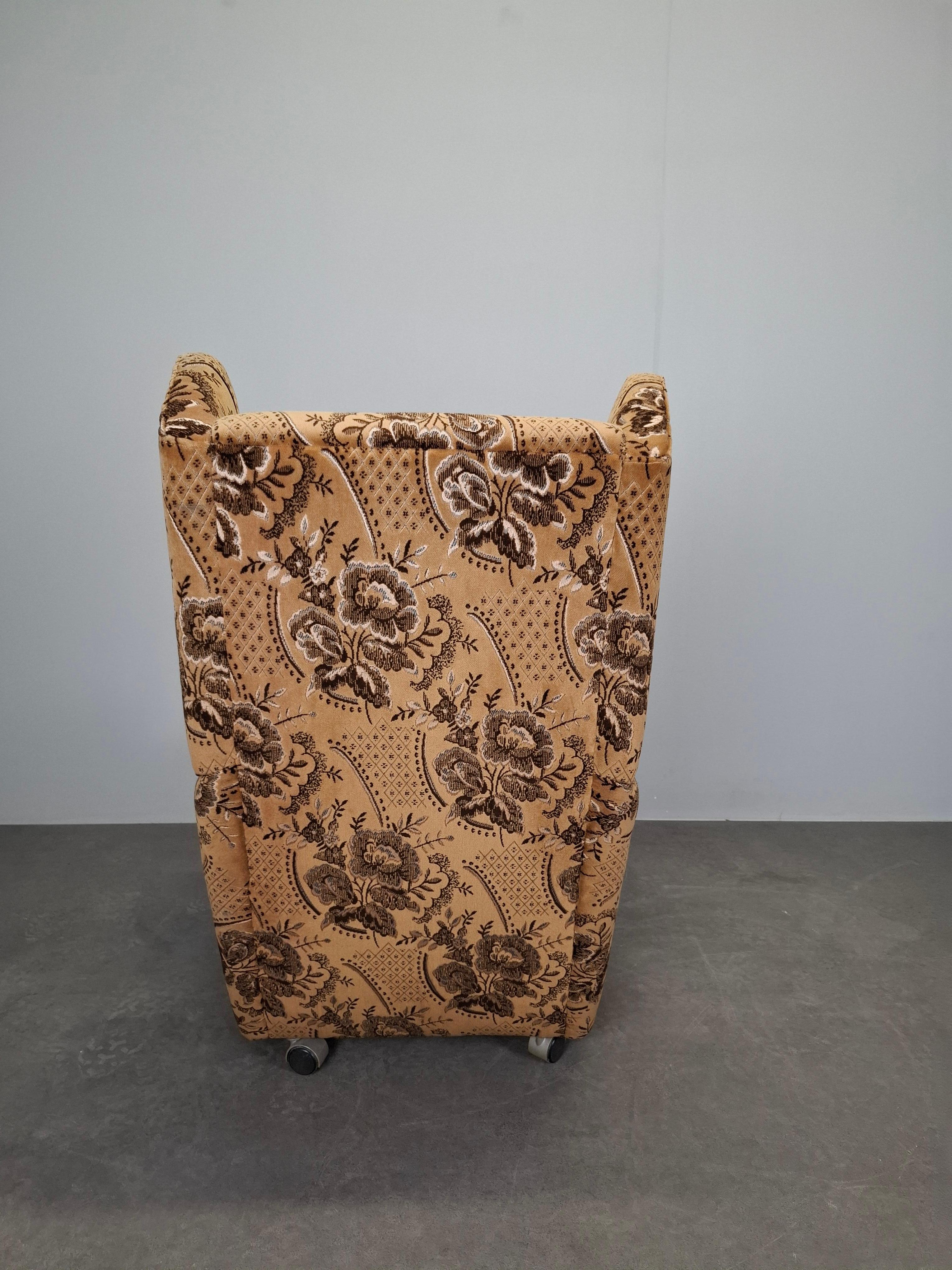 Tschechoslowakischer Plüsch-Lehnstuhl aus der Mitte des Jahrhunderts, 1970er Jahre im Angebot 3