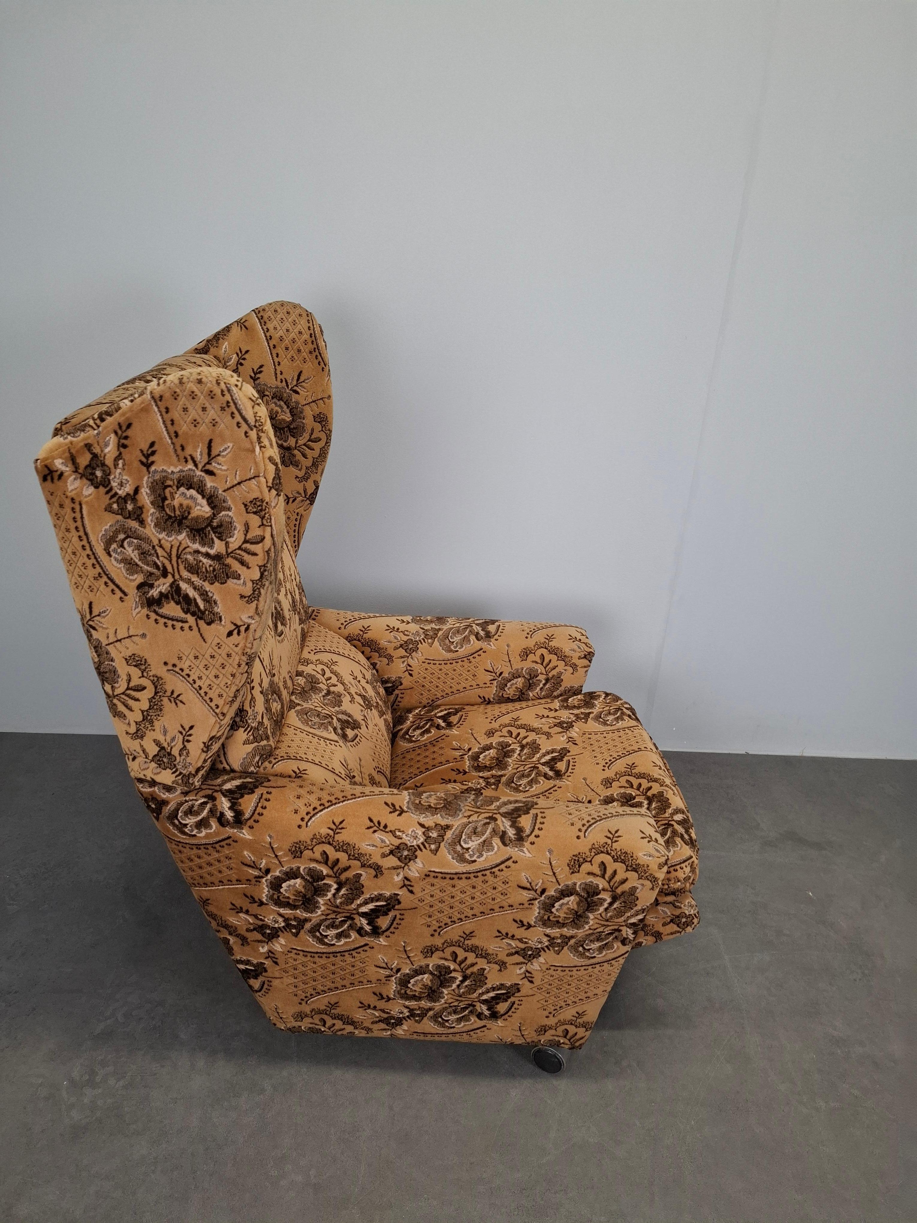 Tschechoslowakischer Plüsch-Lehnstuhl aus der Mitte des Jahrhunderts, 1970er Jahre im Angebot 4