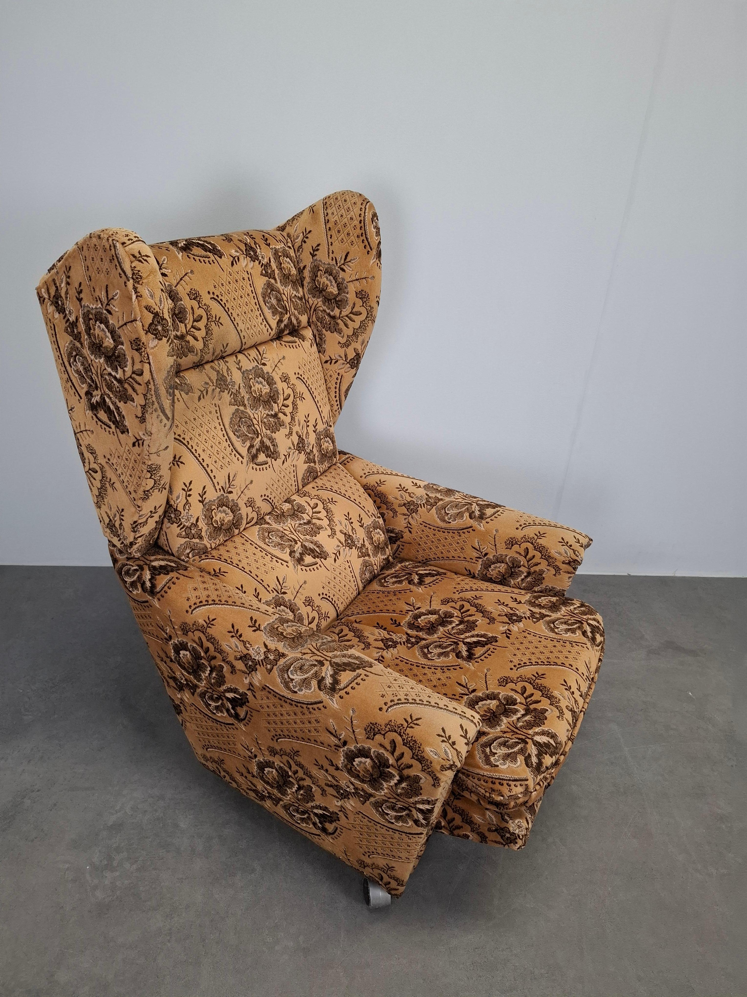Tschechoslowakischer Plüsch-Lehnstuhl aus der Mitte des Jahrhunderts, 1970er Jahre im Angebot 5