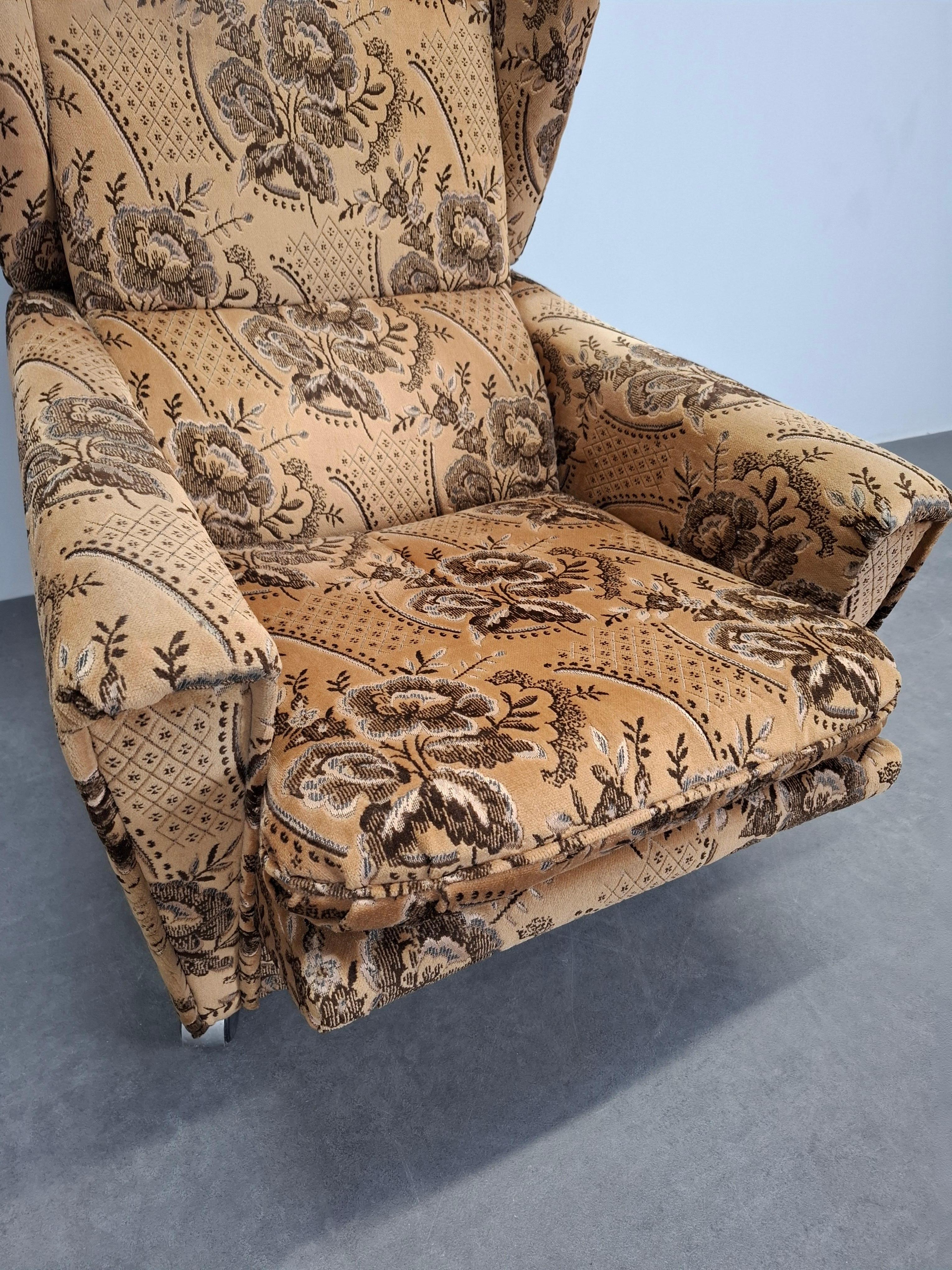 Tschechoslowakischer Plüsch-Lehnstuhl aus der Mitte des Jahrhunderts, 1970er Jahre im Angebot 8
