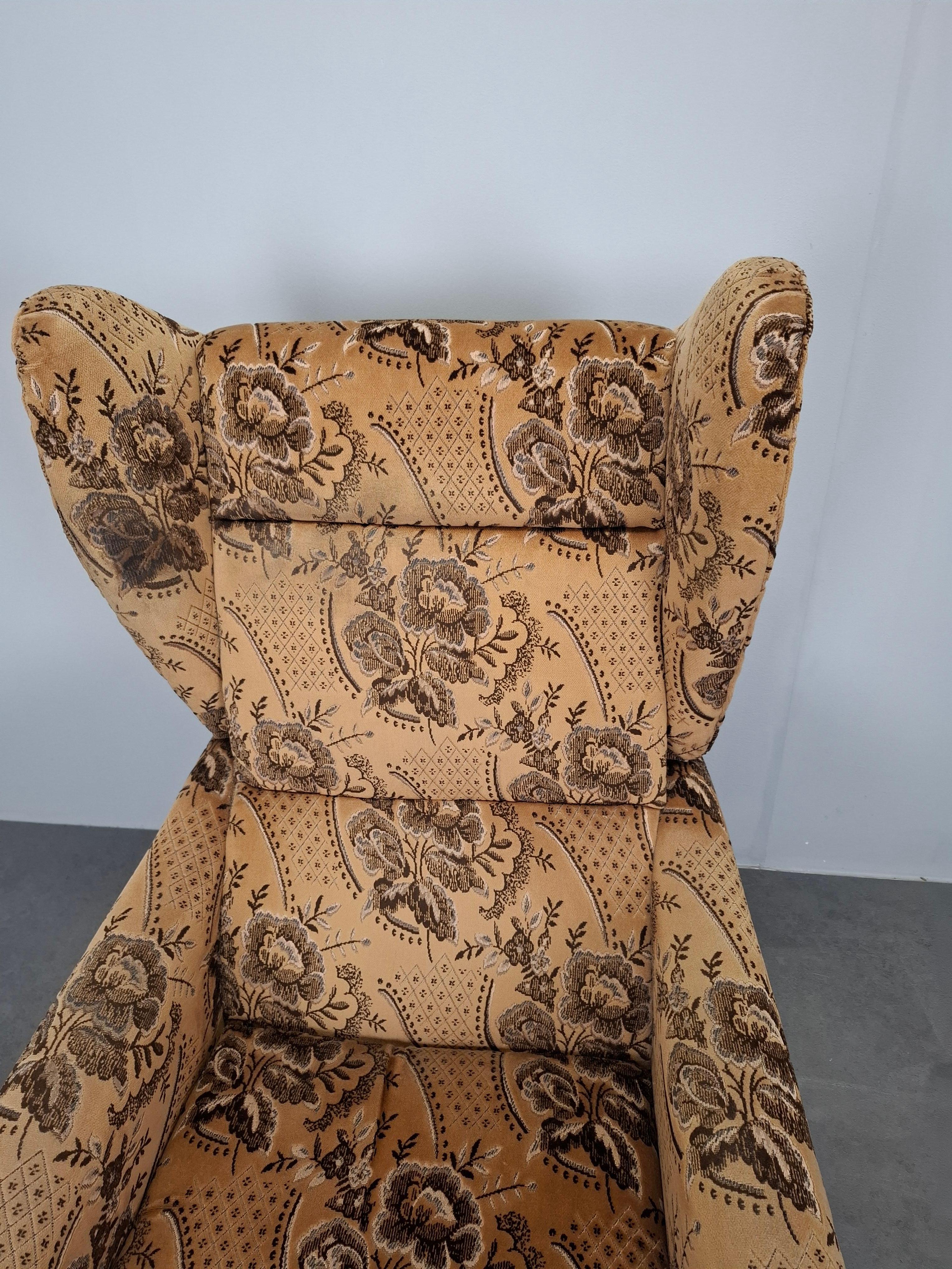 Tschechoslowakischer Plüsch-Lehnstuhl aus der Mitte des Jahrhunderts, 1970er Jahre im Angebot 9