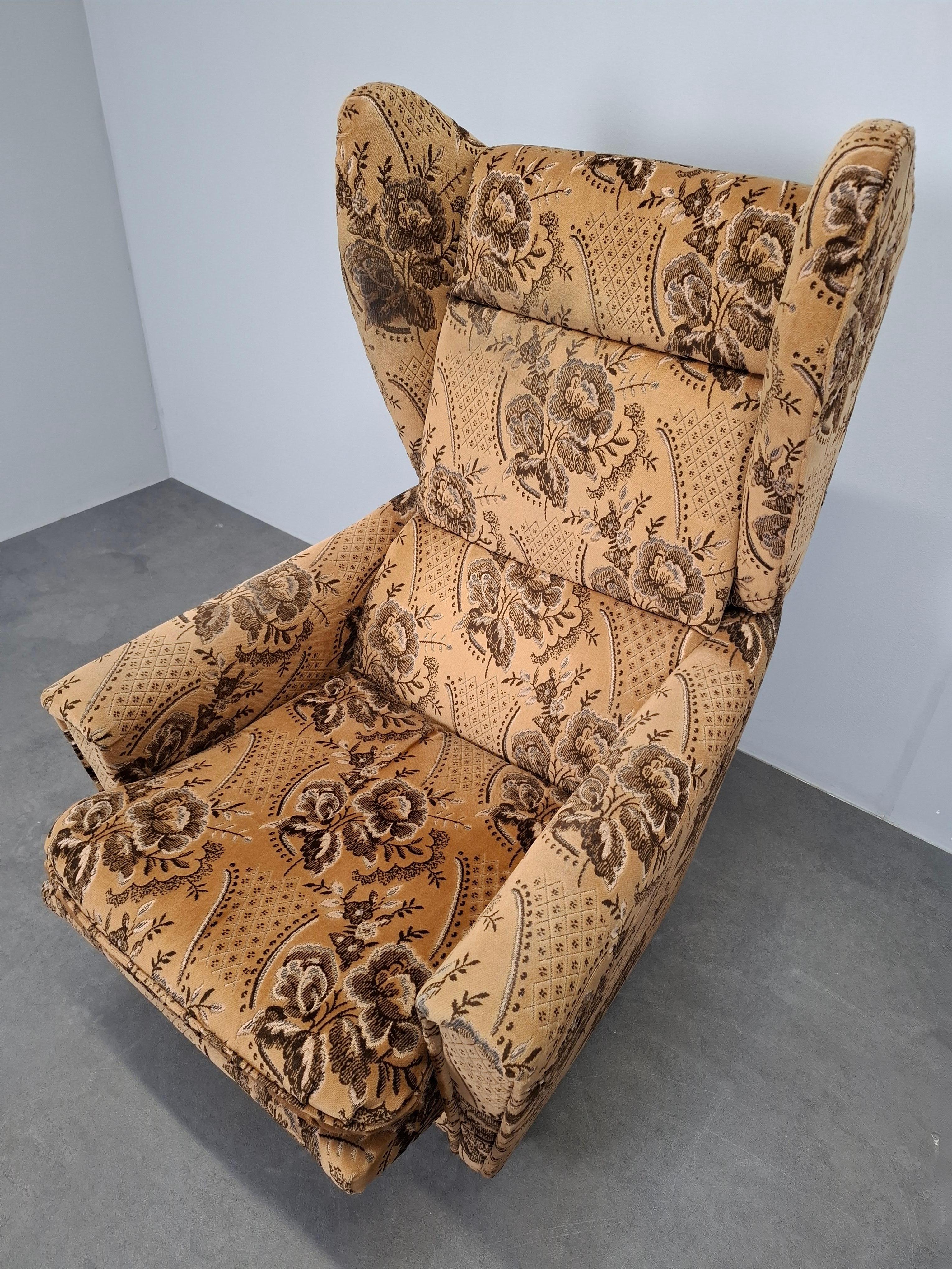 Tschechoslowakischer Plüsch-Lehnstuhl aus der Mitte des Jahrhunderts, 1970er Jahre im Angebot 10