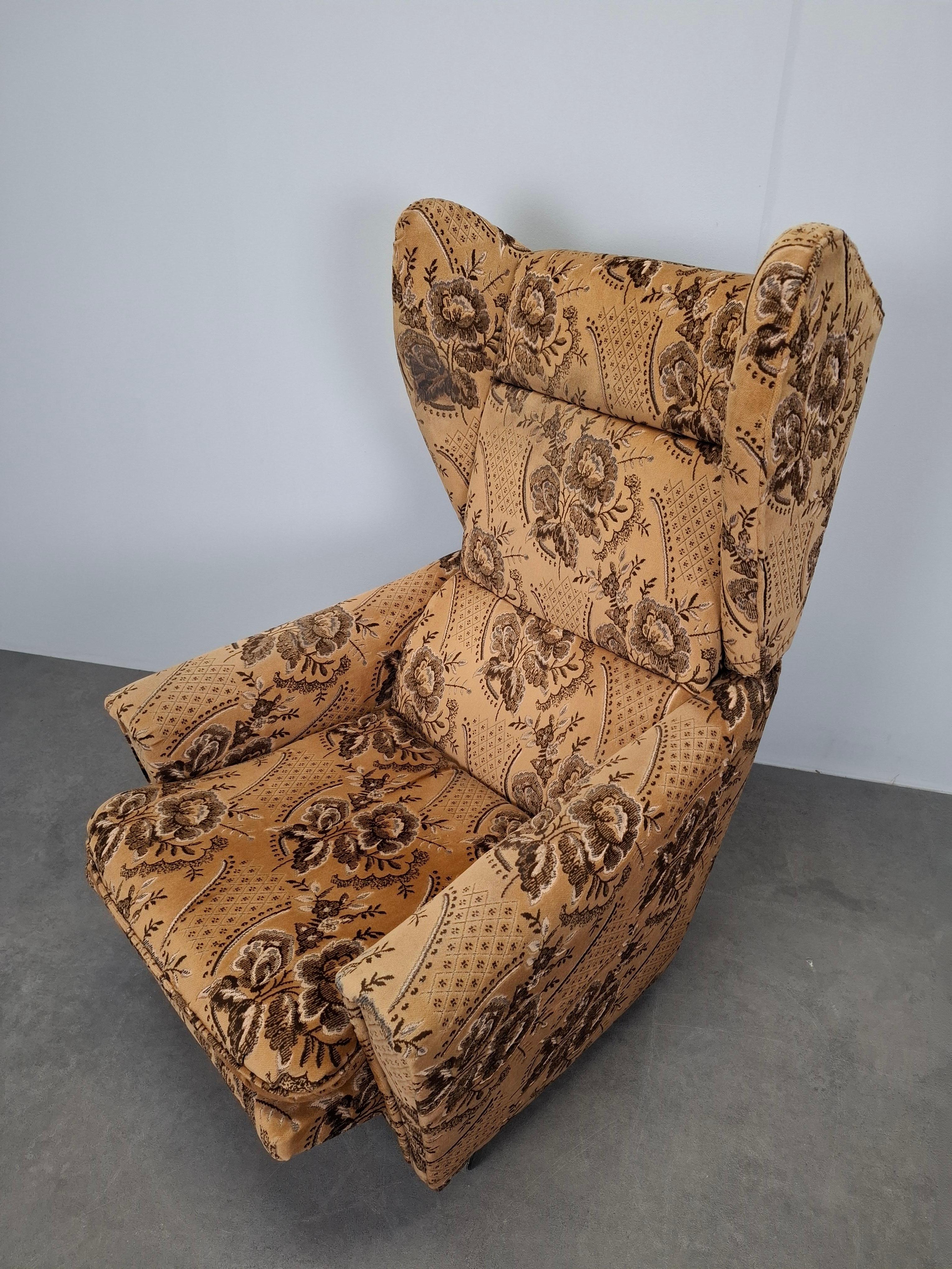 Tschechoslowakischer Plüsch-Lehnstuhl aus der Mitte des Jahrhunderts, 1970er Jahre im Angebot 11