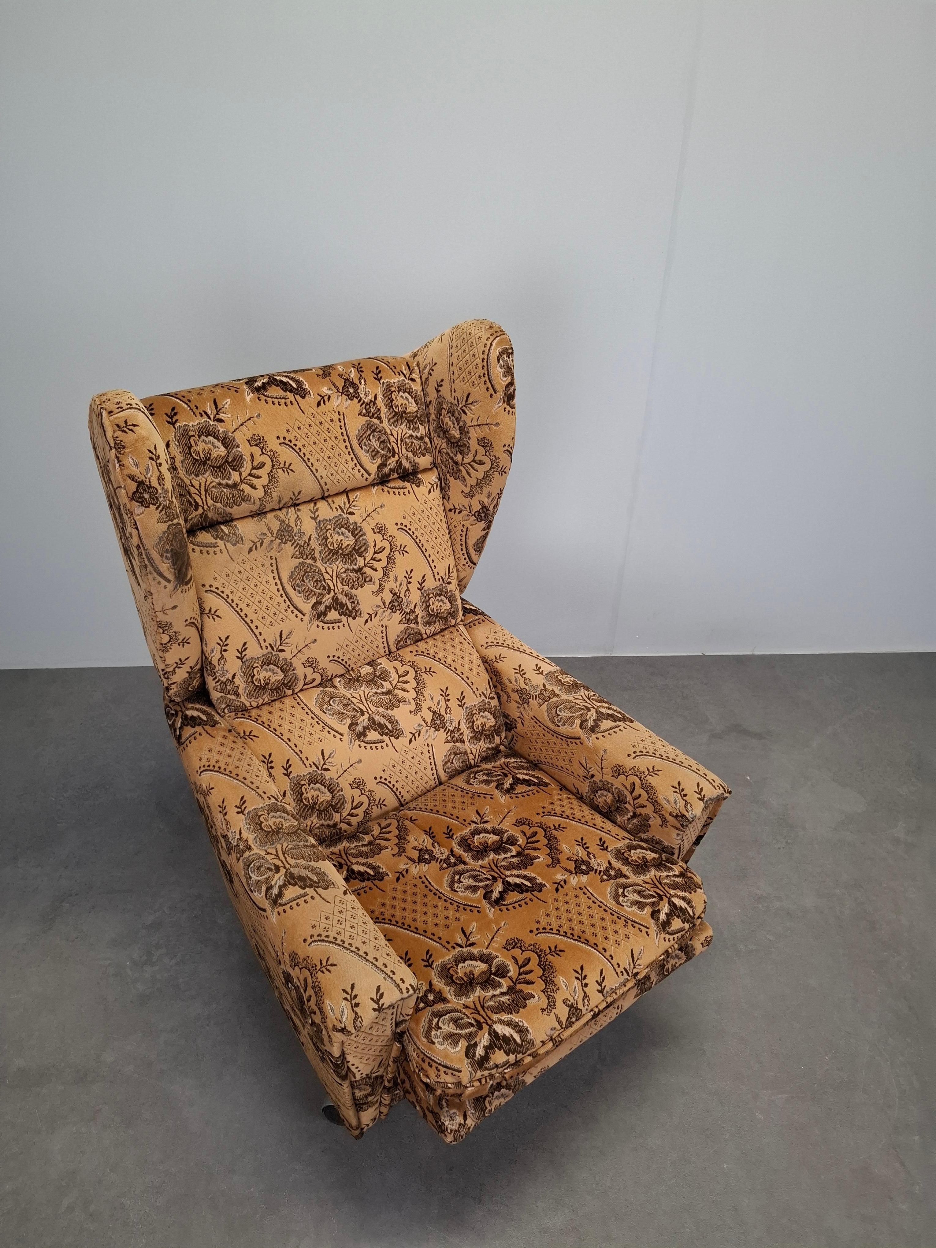Tschechoslowakischer Plüsch-Lehnstuhl aus der Mitte des Jahrhunderts, 1970er Jahre (Moderne der Mitte des Jahrhunderts) im Angebot