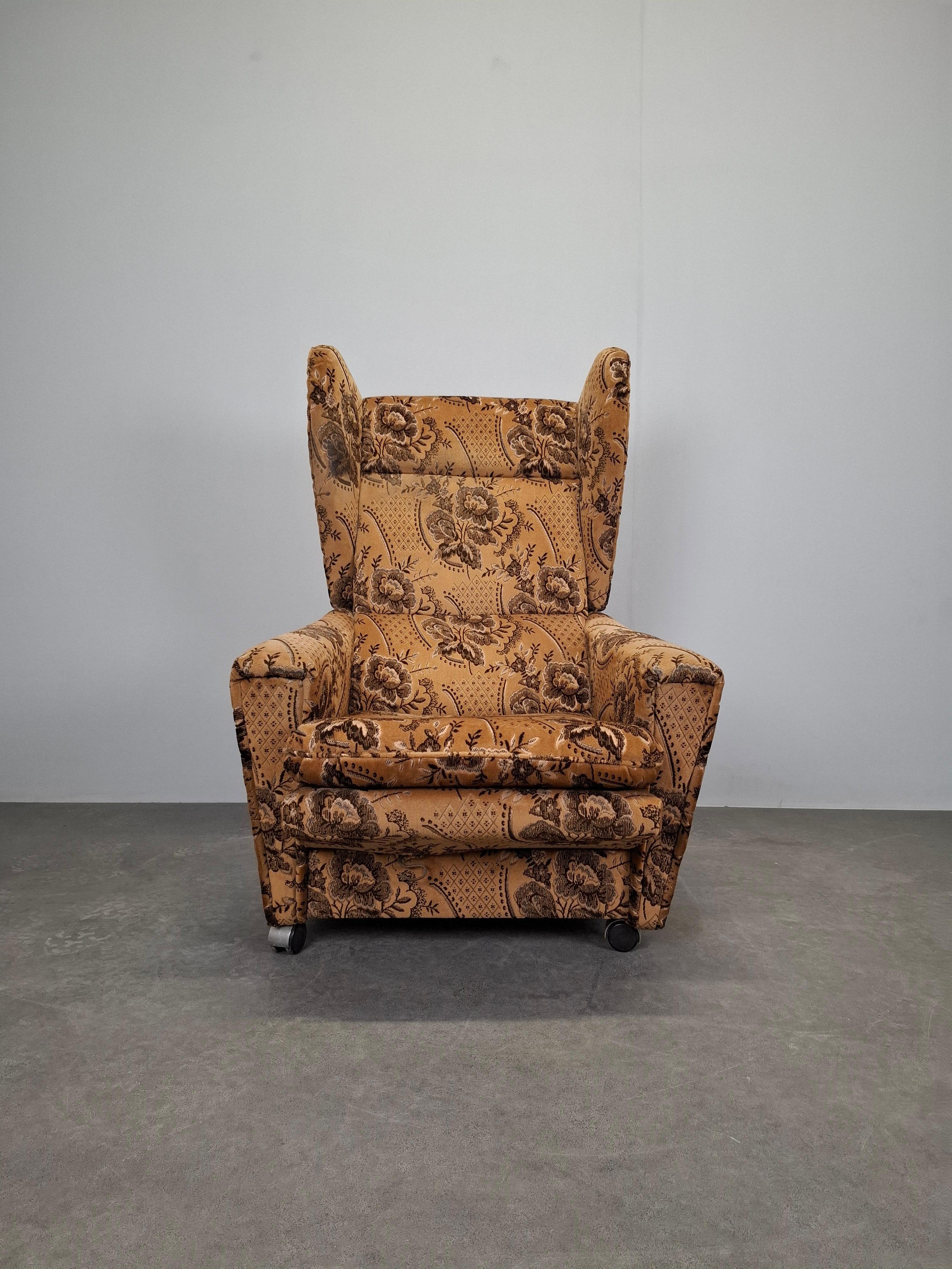 Tschechoslowakischer Plüsch-Lehnstuhl aus der Mitte des Jahrhunderts, 1970er Jahre im Zustand „Gut“ im Angebot in Praha, CZ