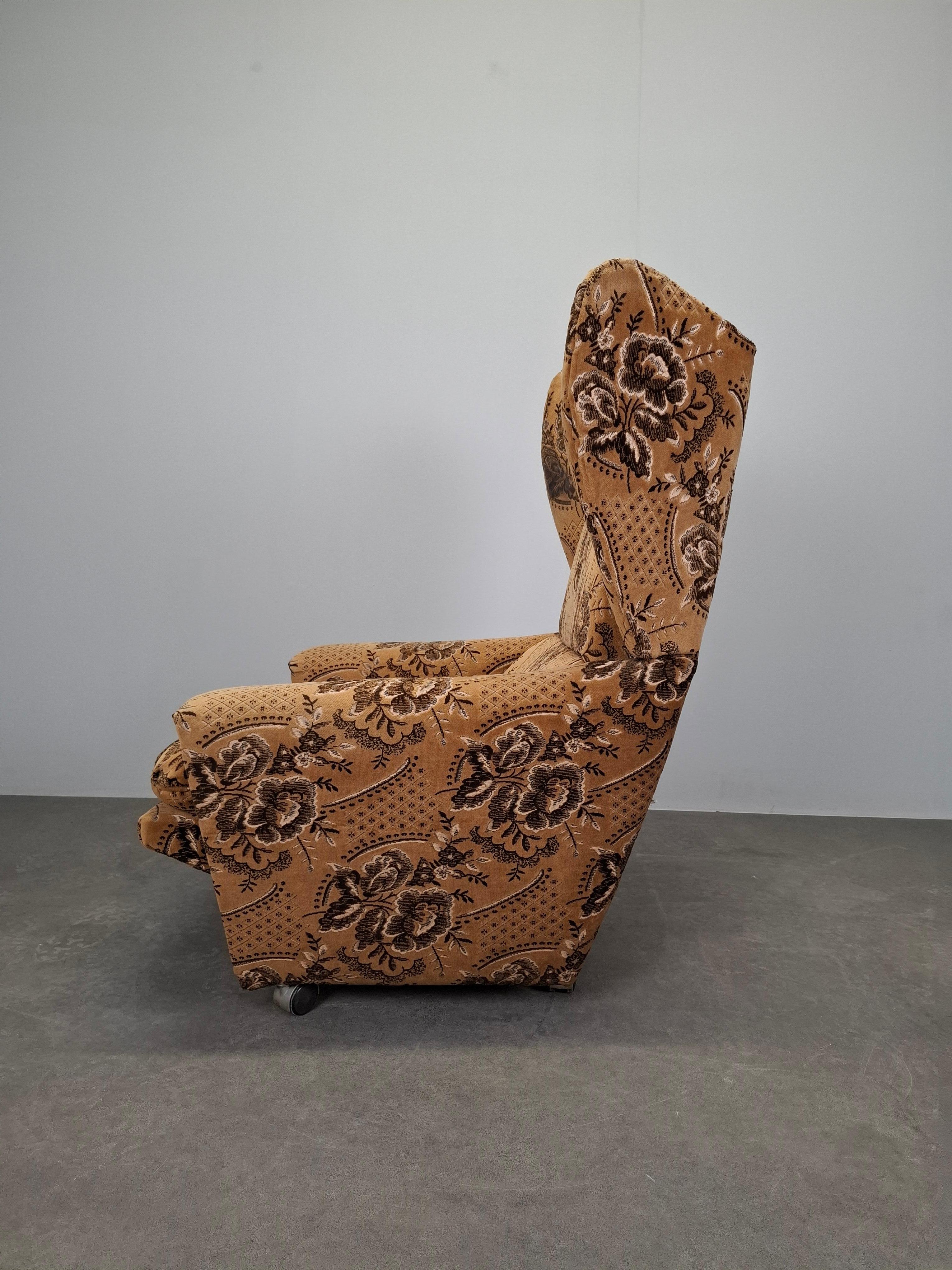 Tschechoslowakischer Plüsch-Lehnstuhl aus der Mitte des Jahrhunderts, 1970er Jahre (Ende des 20. Jahrhunderts) im Angebot