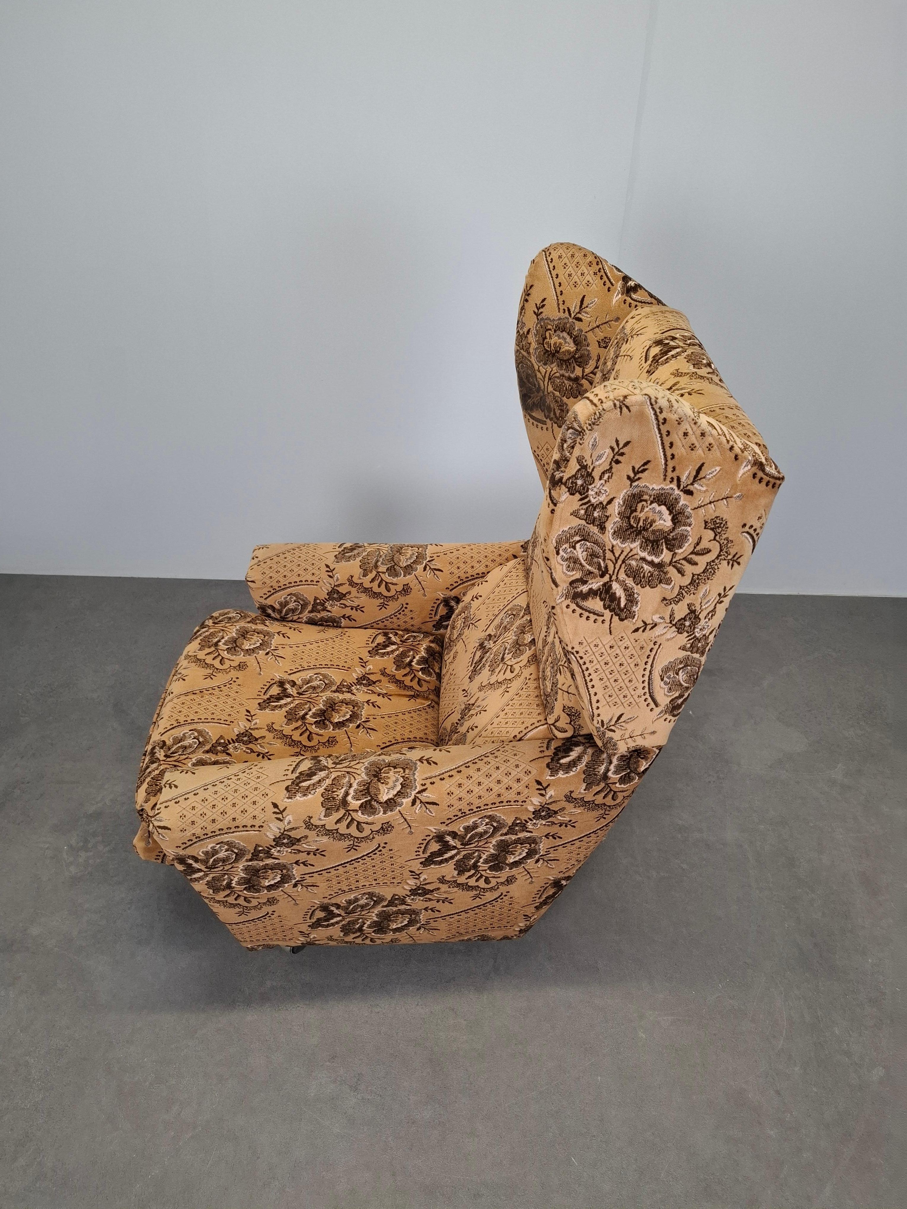 Tschechoslowakischer Plüsch-Lehnstuhl aus der Mitte des Jahrhunderts, 1970er Jahre (Stoff) im Angebot