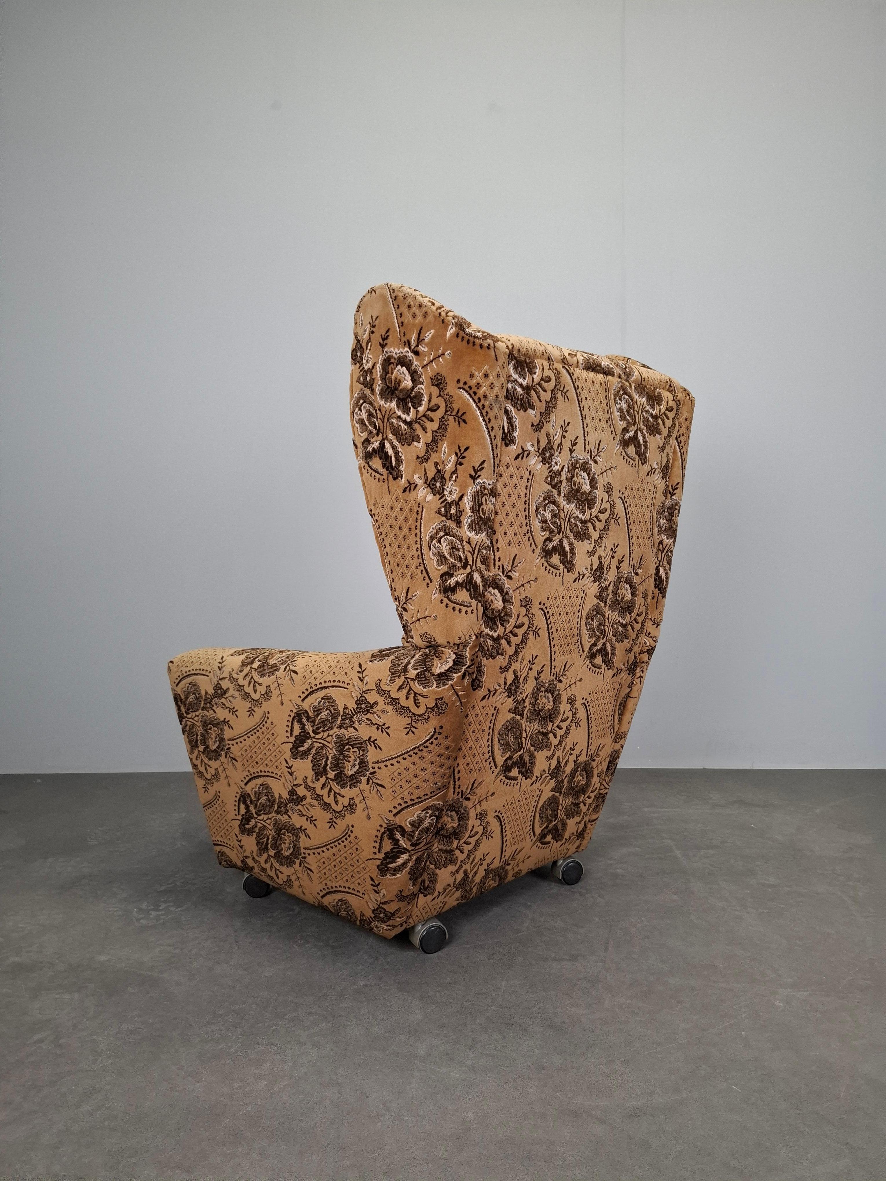 Tschechoslowakischer Plüsch-Lehnstuhl aus der Mitte des Jahrhunderts, 1970er Jahre im Angebot 1