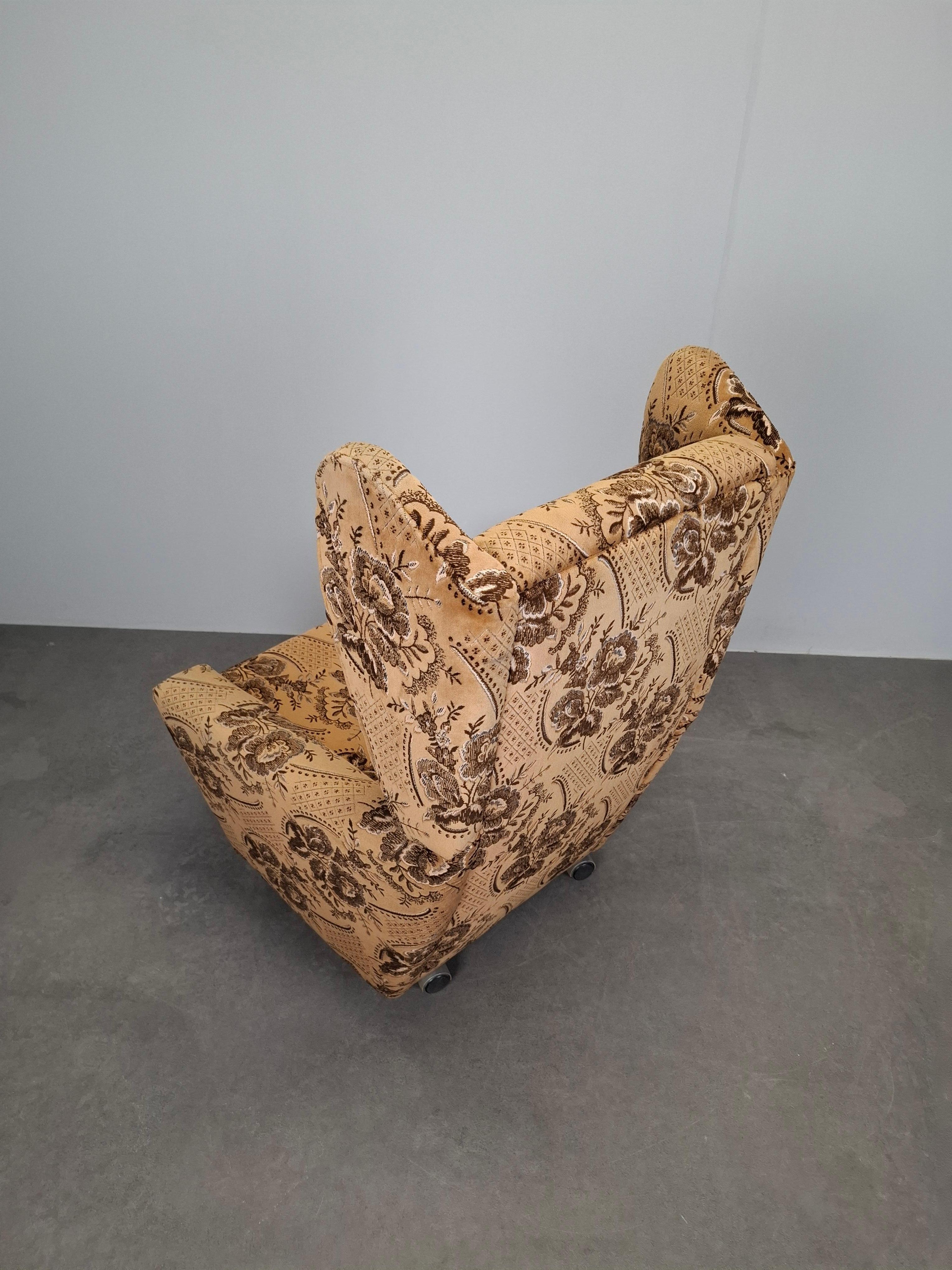 Tschechoslowakischer Plüsch-Lehnstuhl aus der Mitte des Jahrhunderts, 1970er Jahre im Angebot 2