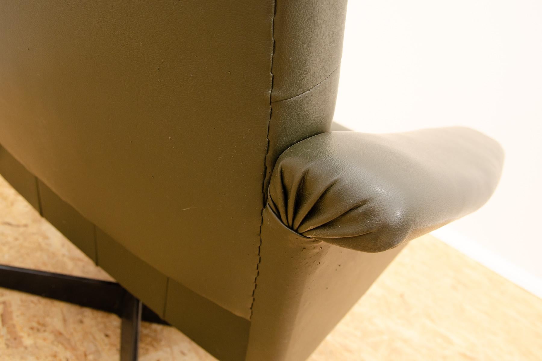 Mid century Czechoslovak swivel armchair, 1970´s, Central Europe For Sale 4