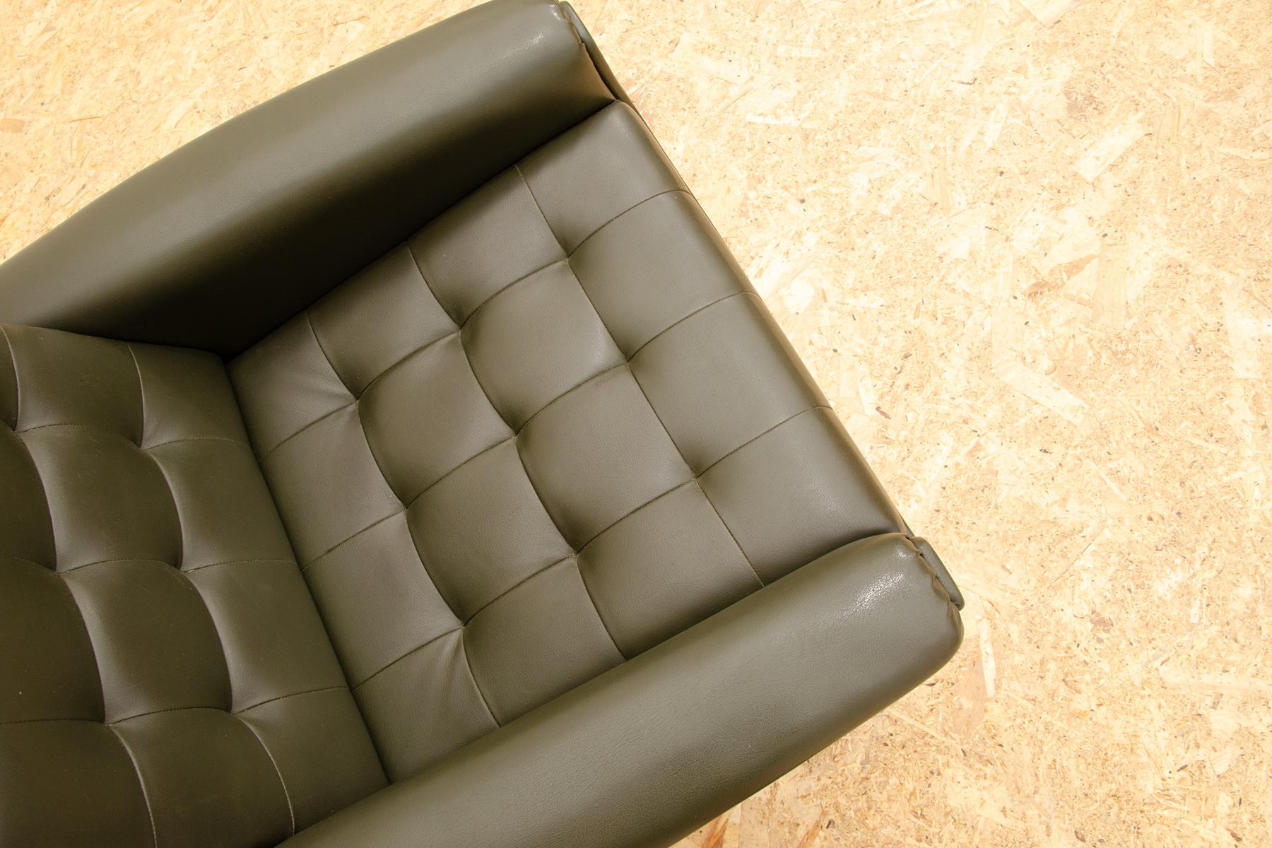 Mid century Czechoslovak swivel armchair, 1970´s, Central Europe For Sale 10