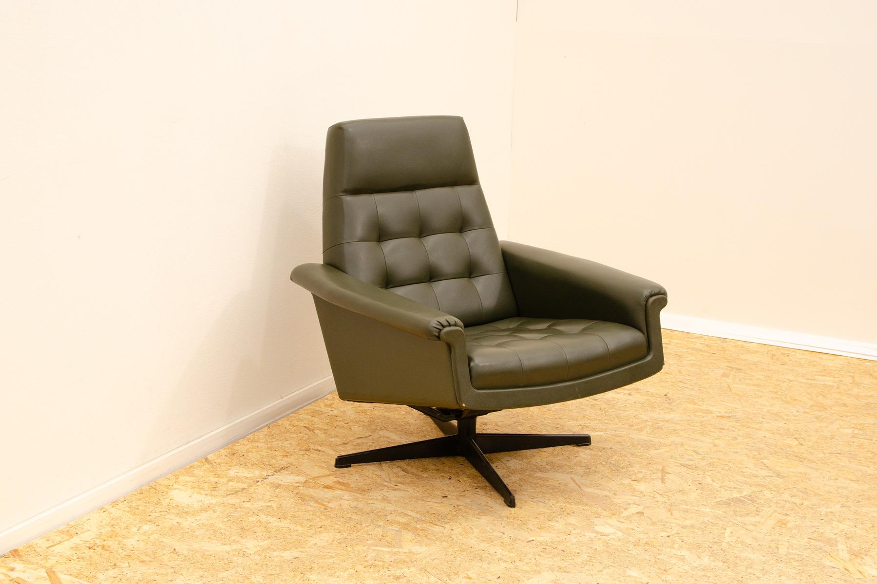 Mid century Czechoslovak swivel armchair, 1970´s, Central Europe In Good Condition For Sale In Prague 8, CZ