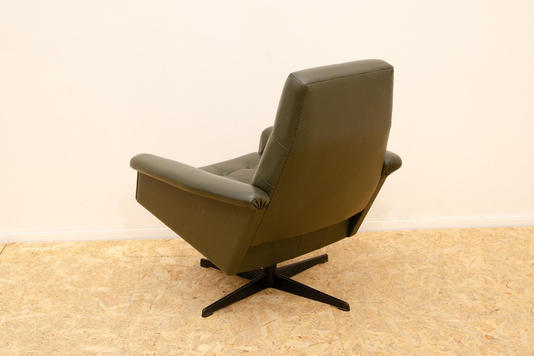 Mid century Czechoslovak swivel armchair, 1970´s, Central Europe For Sale 1