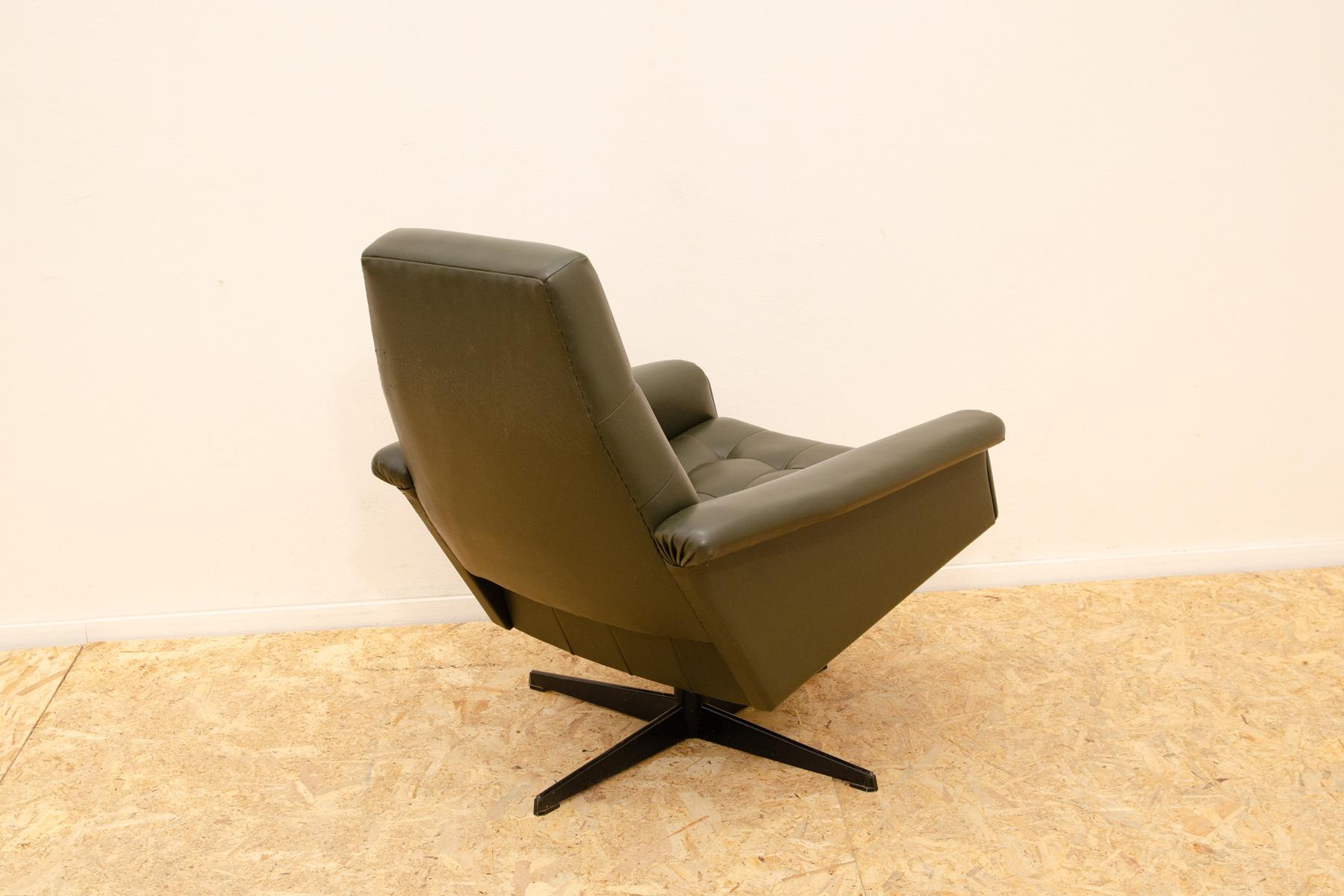 Mid century Czechoslovak swivel armchair, 1970´s, Central Europe For Sale 2