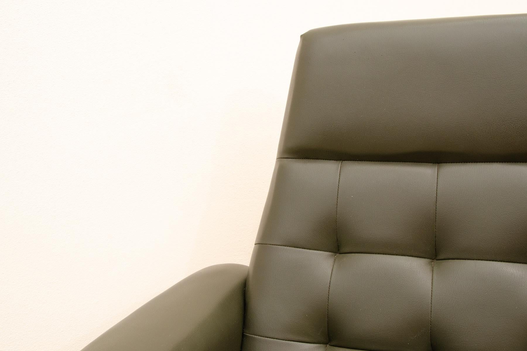 Mid century Czechoslovak swivel armchair, 1970´s, Central Europe For Sale 3
