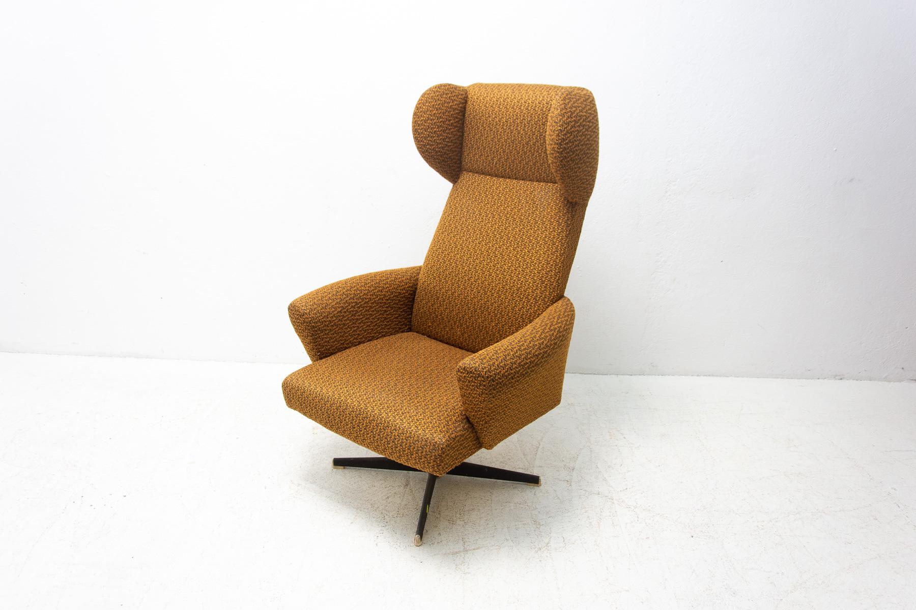 Mid-Century Modern Mid-Century Czechoslovak Swivel Armchair, 1970's
