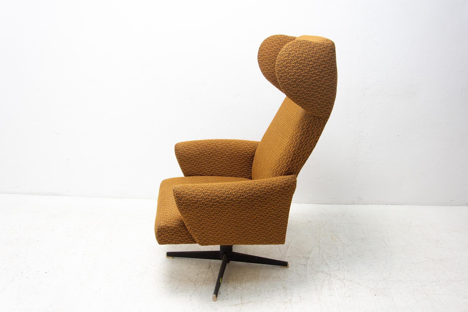 Mid-Century Czechoslovak Swivel Armchair, 1970's 2