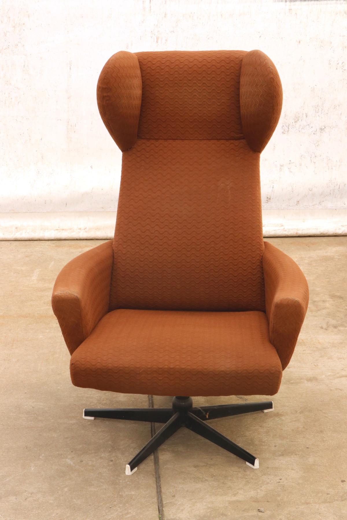 Dieser Sessel wurde von der Firma Drevotvar in der ehemaligen Tschechoslowakei in den 1970er Jahren hergestellt. Der Stuhl ist mit Stoff gepolstert. Die Beine sind aus Eisen gefertigt. Alles in sehr gutem Originalzustand, muss nur gereinigt