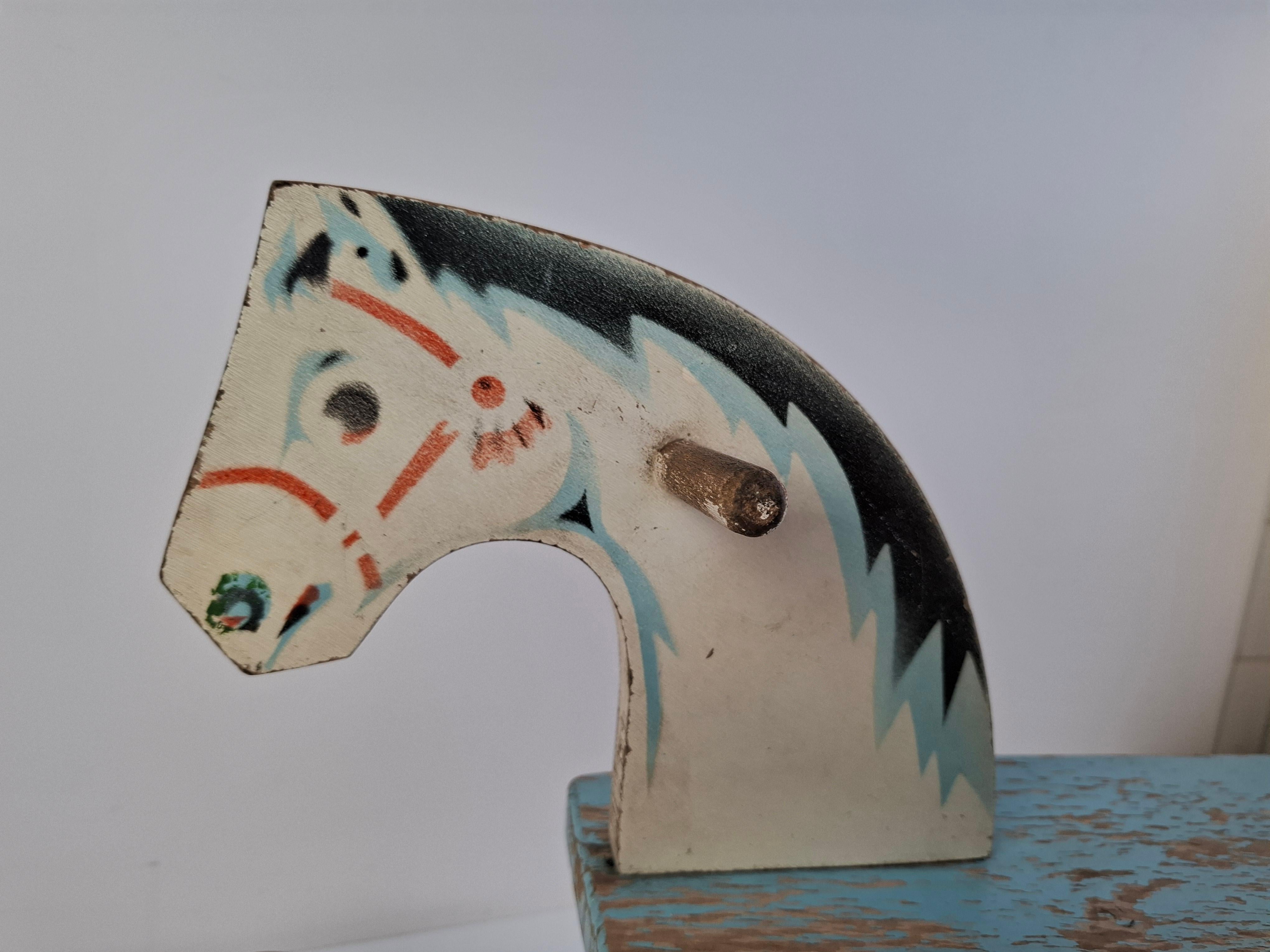 Cheval à bascule en bois tchécoslovaque du milieu du siècle, peint à la main, années 1960 en vente 3
