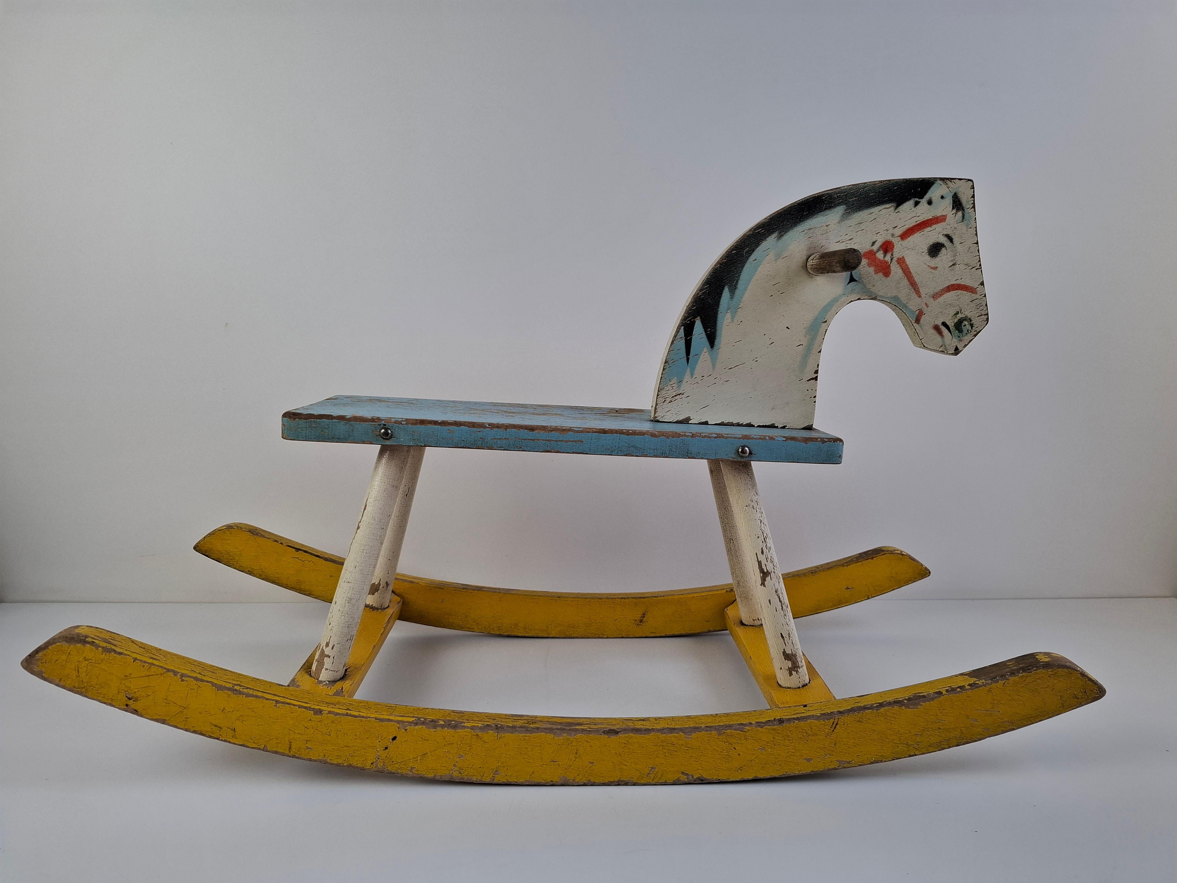 Cheval à bascule en bois tchécoslovaque du milieu du siècle, peint à la main, années 1960 en vente 8
