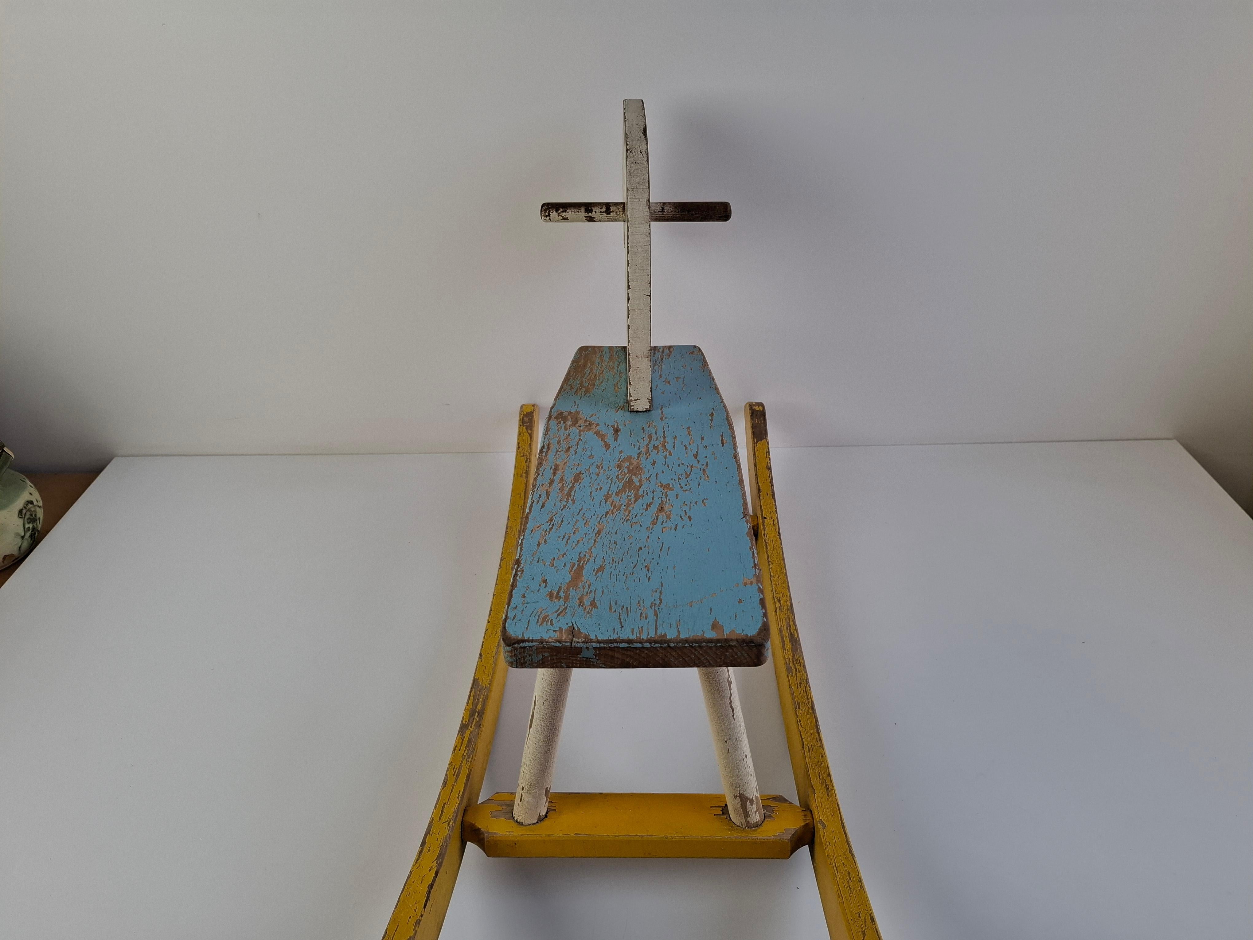 Mid-Century Modern Cheval à bascule en bois tchécoslovaque du milieu du siècle, peint à la main, années 1960 en vente