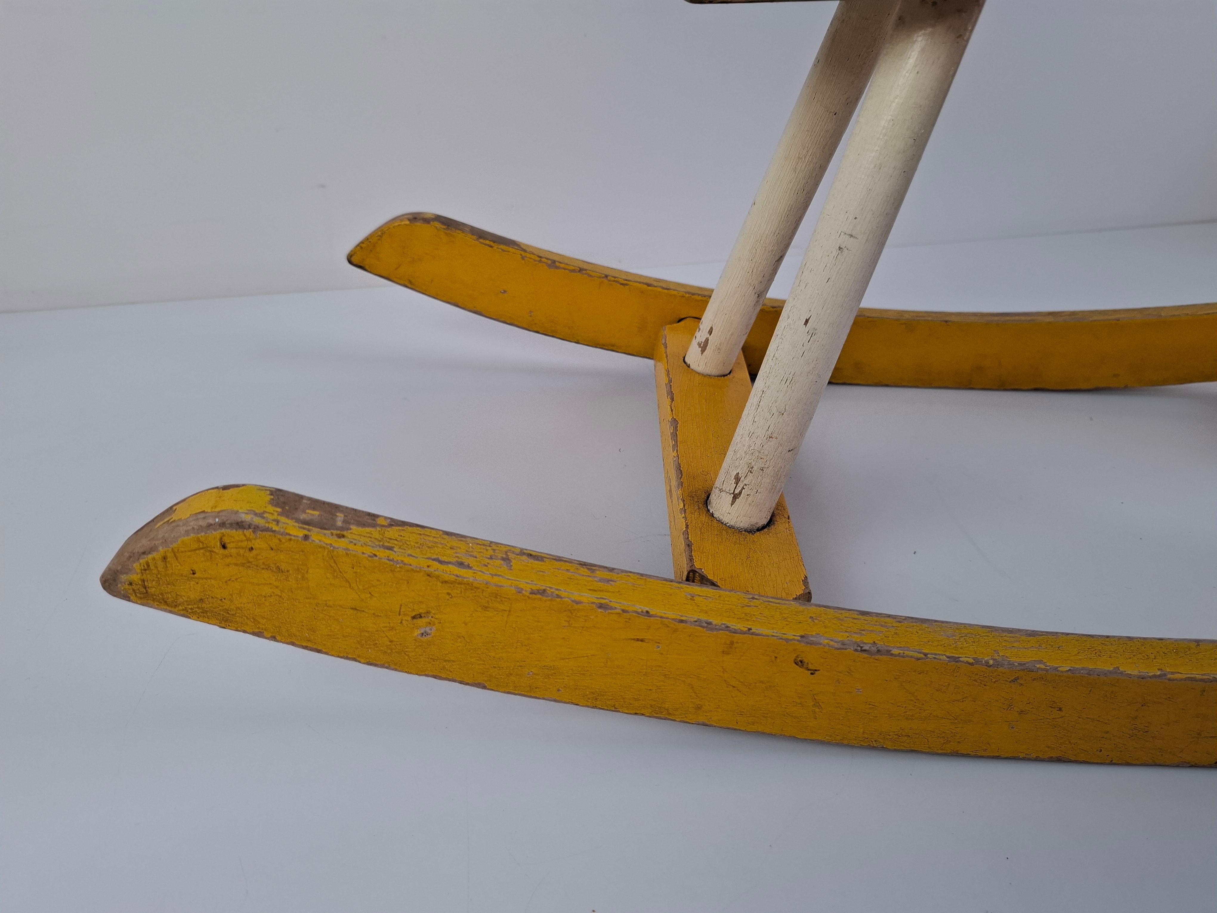 Cheval à bascule en bois tchécoslovaque du milieu du siècle, peint à la main, années 1960 en vente 1