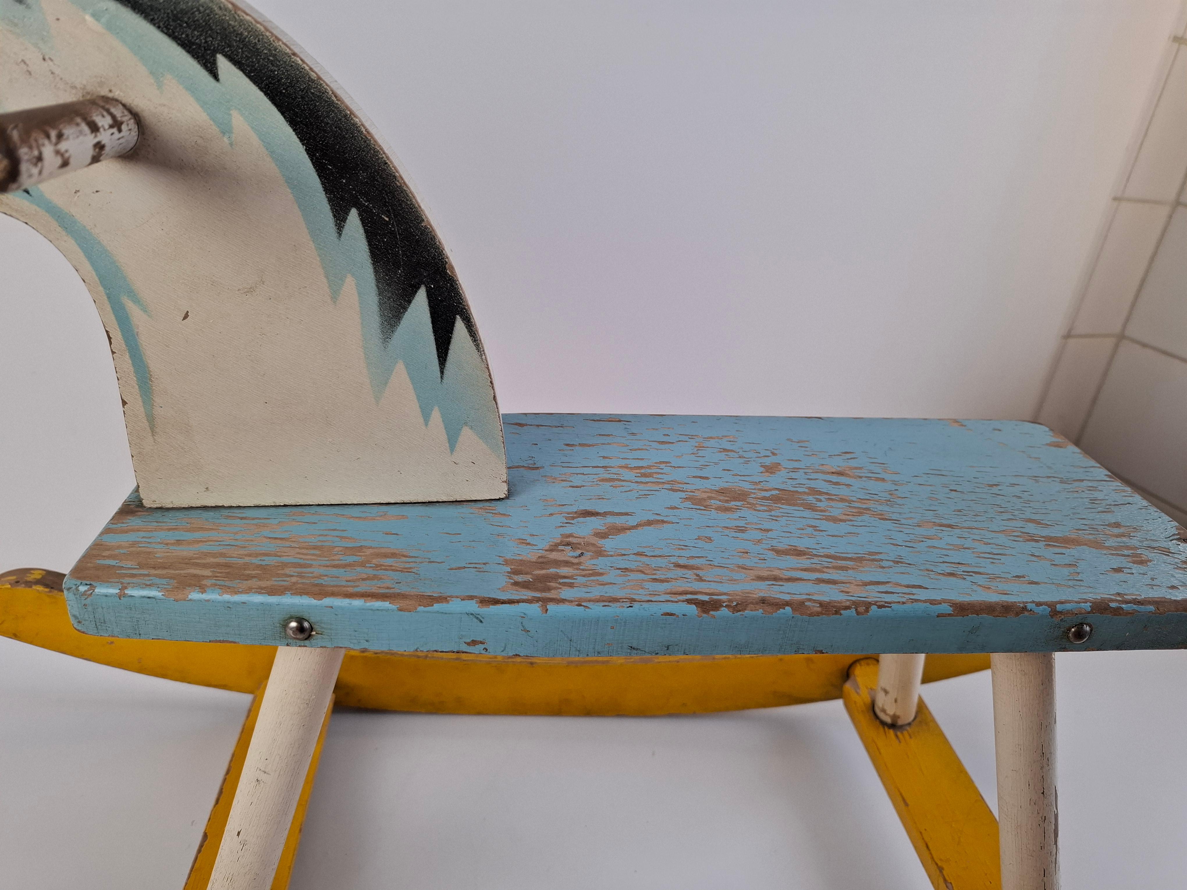 Cheval à bascule en bois tchécoslovaque du milieu du siècle, peint à la main, années 1960 en vente 2