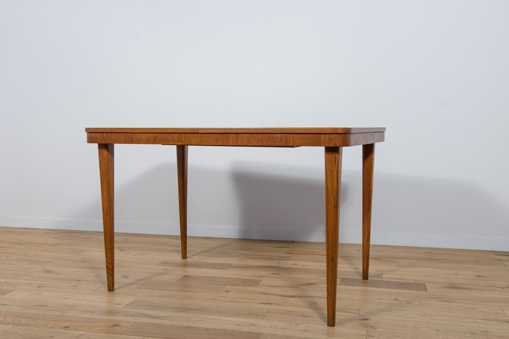 Mid-Century Czechoslovakian Dininig Table from Up Zavody, 1960s In Excellent Condition For Sale In GNIEZNO, 30