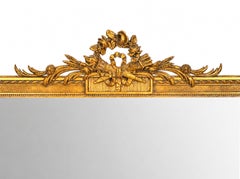 Espejo dorado de mediados de siglo D. Milch & Son de estilo neoclásico con cresta floral