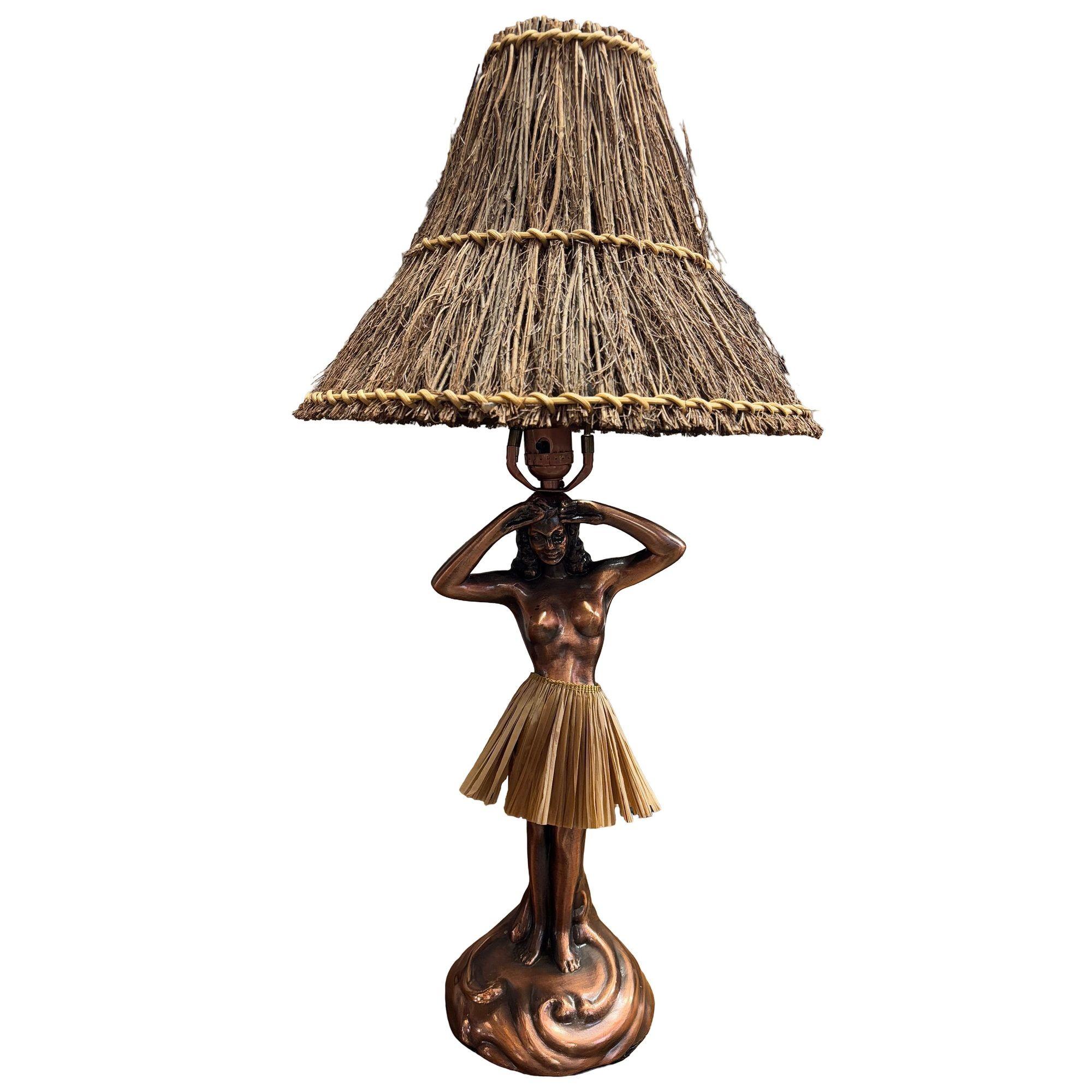 Original lámpara de sobremesa de chica hula hawaiana de espelta chapada en cobre de finales de la década de 1940, con movimiento danzante, de Haydon Mfg. Co. Inc. Este modelo de lámpara es conocido como una de las primeras lámparas de bailarina hula