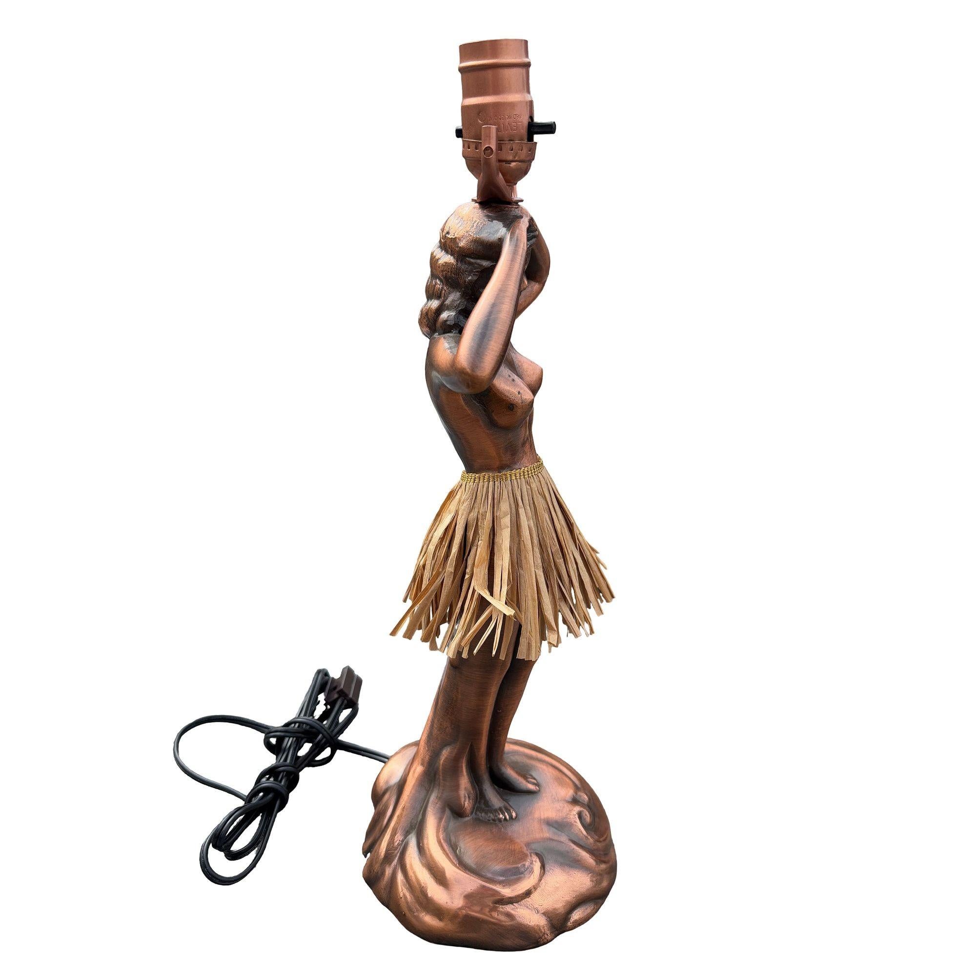 Lámpara de sobremesa de cobre Dancing Hula Girl de Haydon de mediados de siglo con pantalla Estadounidense en venta
